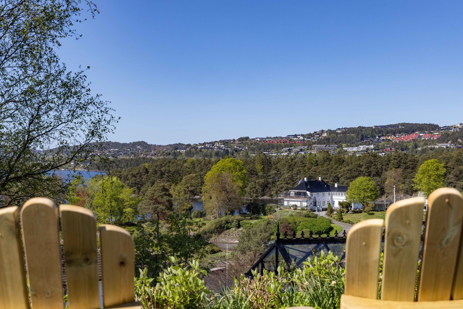 Slå deg ned, senk skuldrene og nyt fuglekvitter, sol og en utsikt som det gjør godt å hvile øynene på. Galleribilde