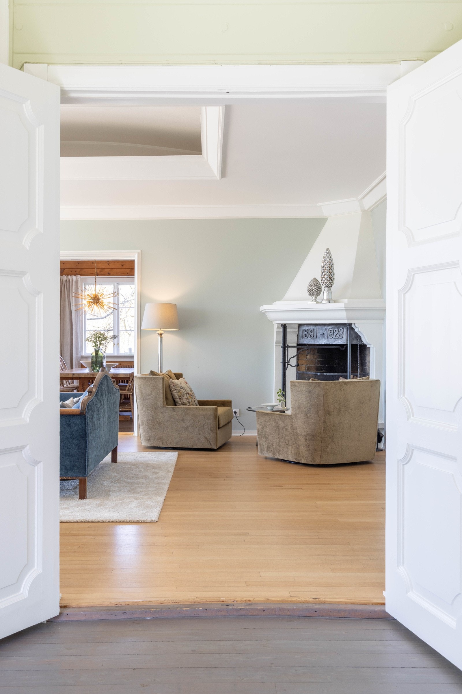 Det er dobble dører mellom alle de tre stuene som ligger på rad og rekke. Innerst finnner man hverdagstuen deretter hovedstuen og innenfor den spisestuen. Galleribilde