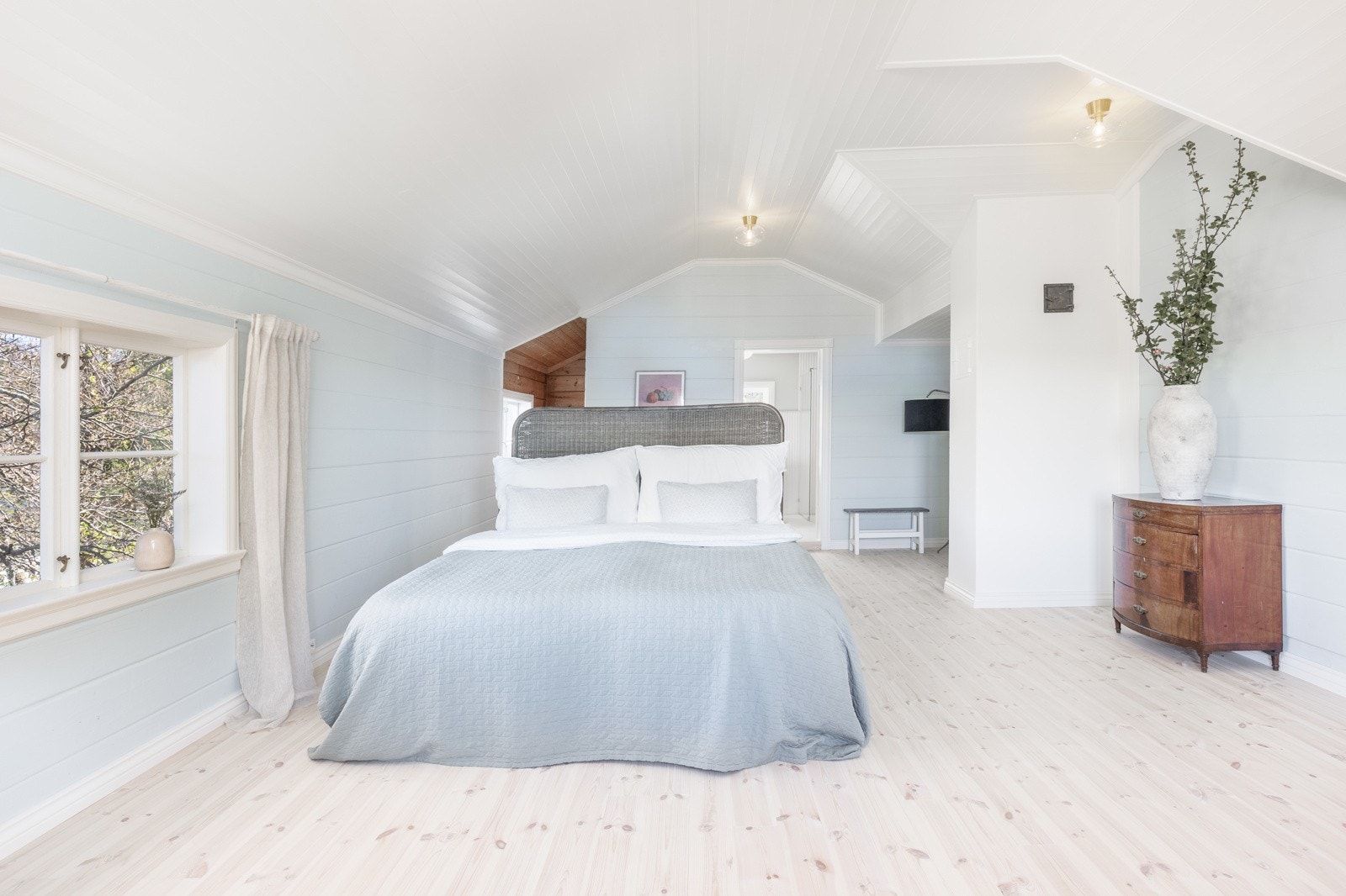 Lyst og luftig soverom som man enkelt kan dele i to dersom behovet er der. Galleribilde