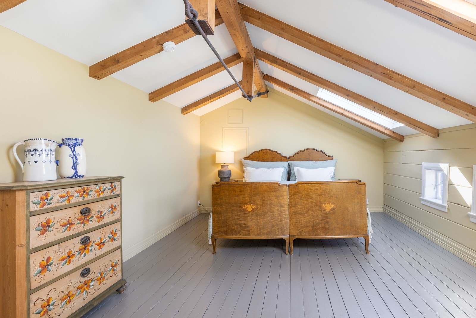 Dette soverommet er et opprinnelig loftsrom. Det er ikke søkt om bruksendring. Her har man adkomst via svalgangen. Galleribilde