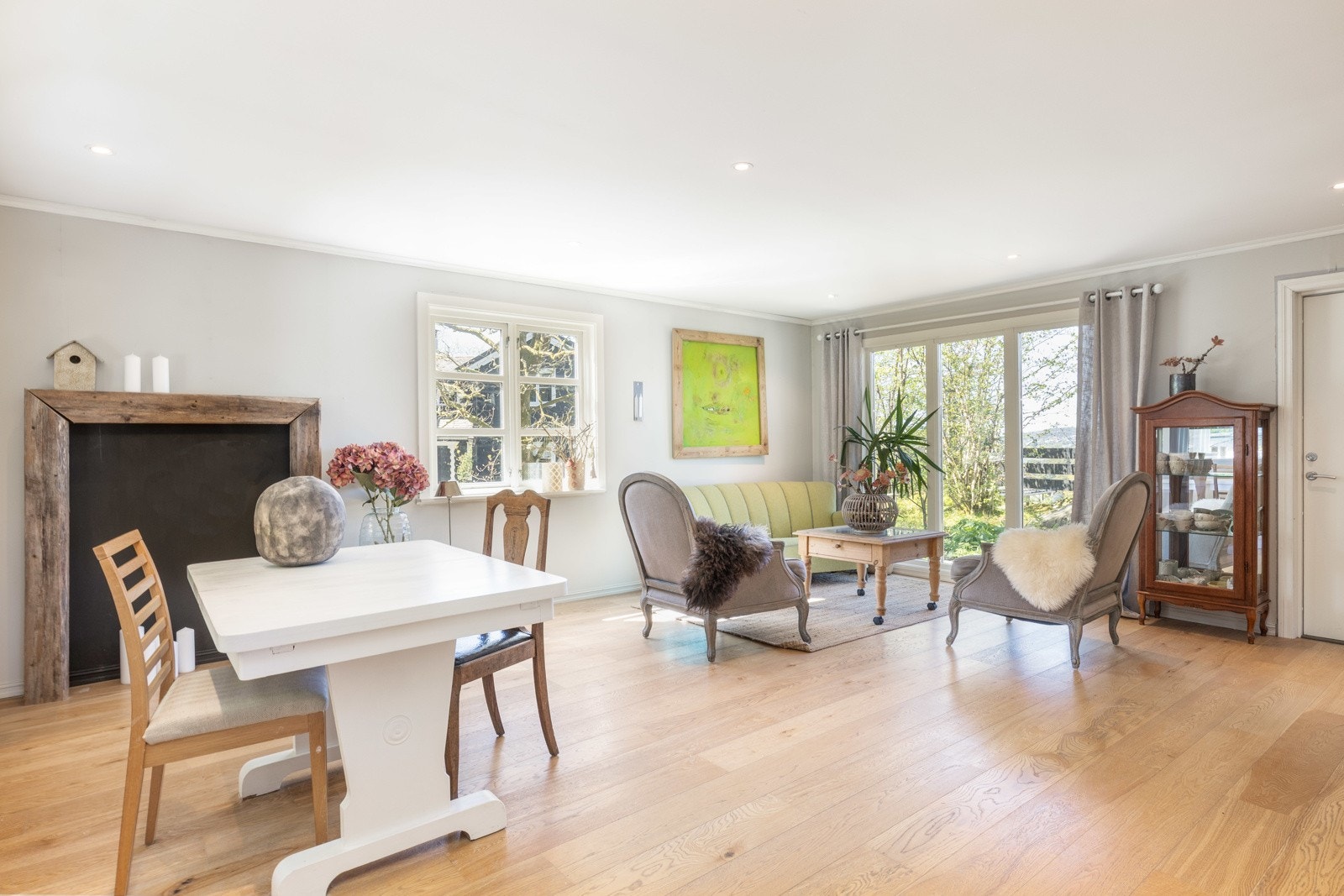 Stuen er lys, romslig og tiltalende med god plass til stor sittegruppe og spisesbord Galleribilde