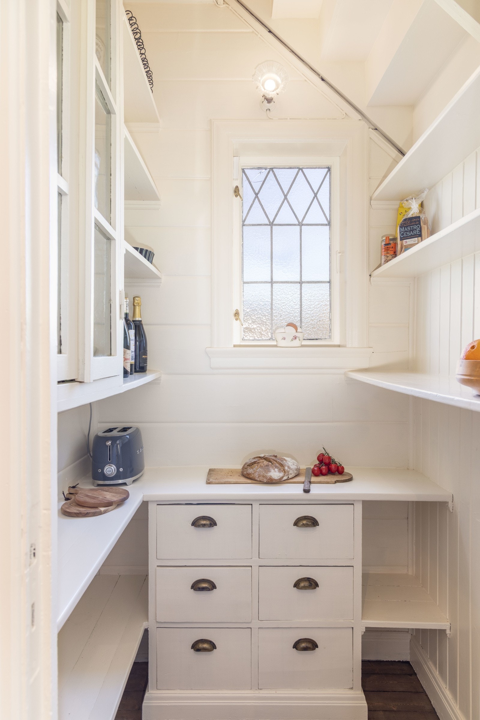 La oss gå videre fra spisetuen til anretningen. Selvfølgelig har en eiendom som dette en anretning, noe annet ville vært utenkelig. Galleribilde