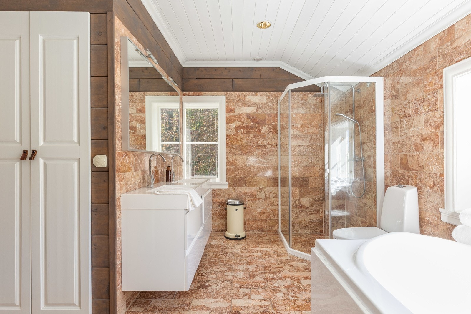 Badet i tilknytning til hovedsoverommet er i italiensk marmor og nyere baderomsinnredning. Galleribilde