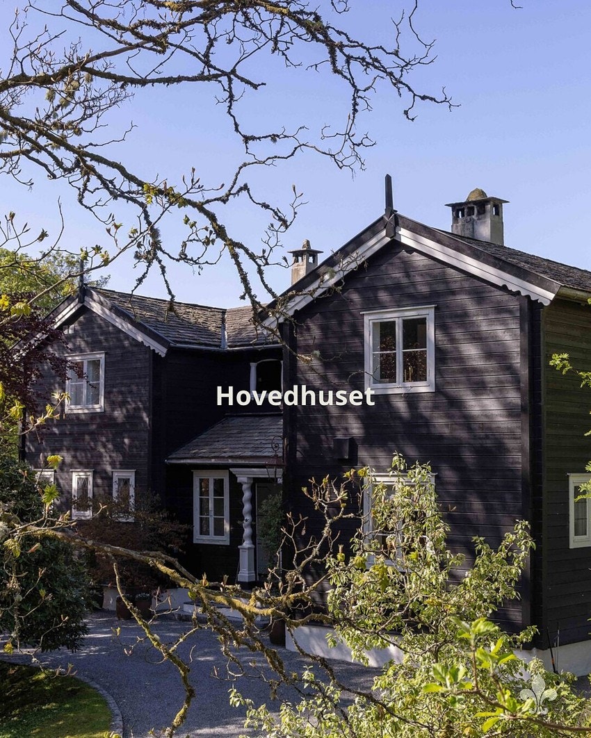 Fasaden på hovedboligen tatt fra gårdsplassen mellom portnerboligen og garasjen. Galleribilde