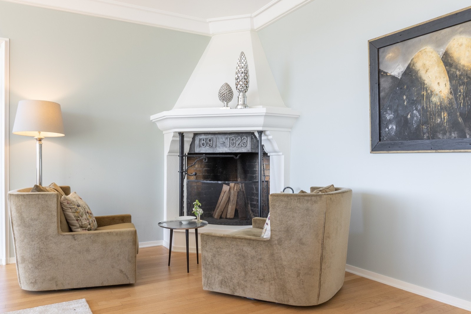 Gruepeisen er en av fire ildsteder i hovedboligen. Galleribilde