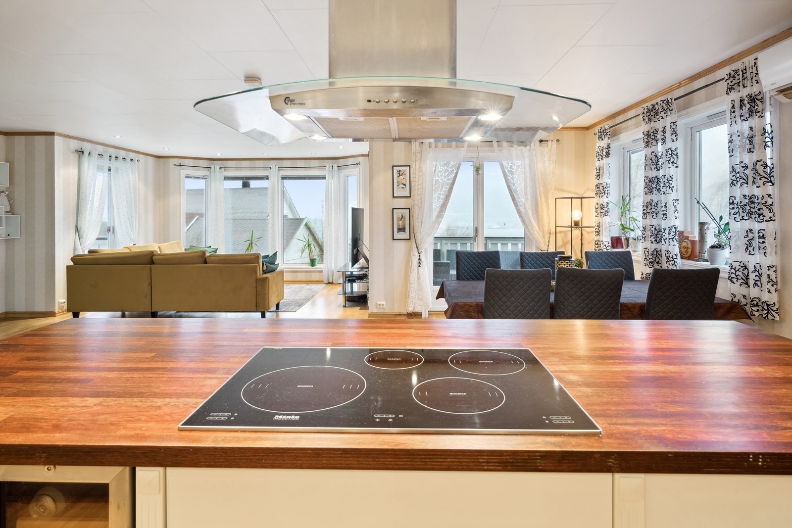 Kjøkken/ stue med spisestuedel. Galleribilde