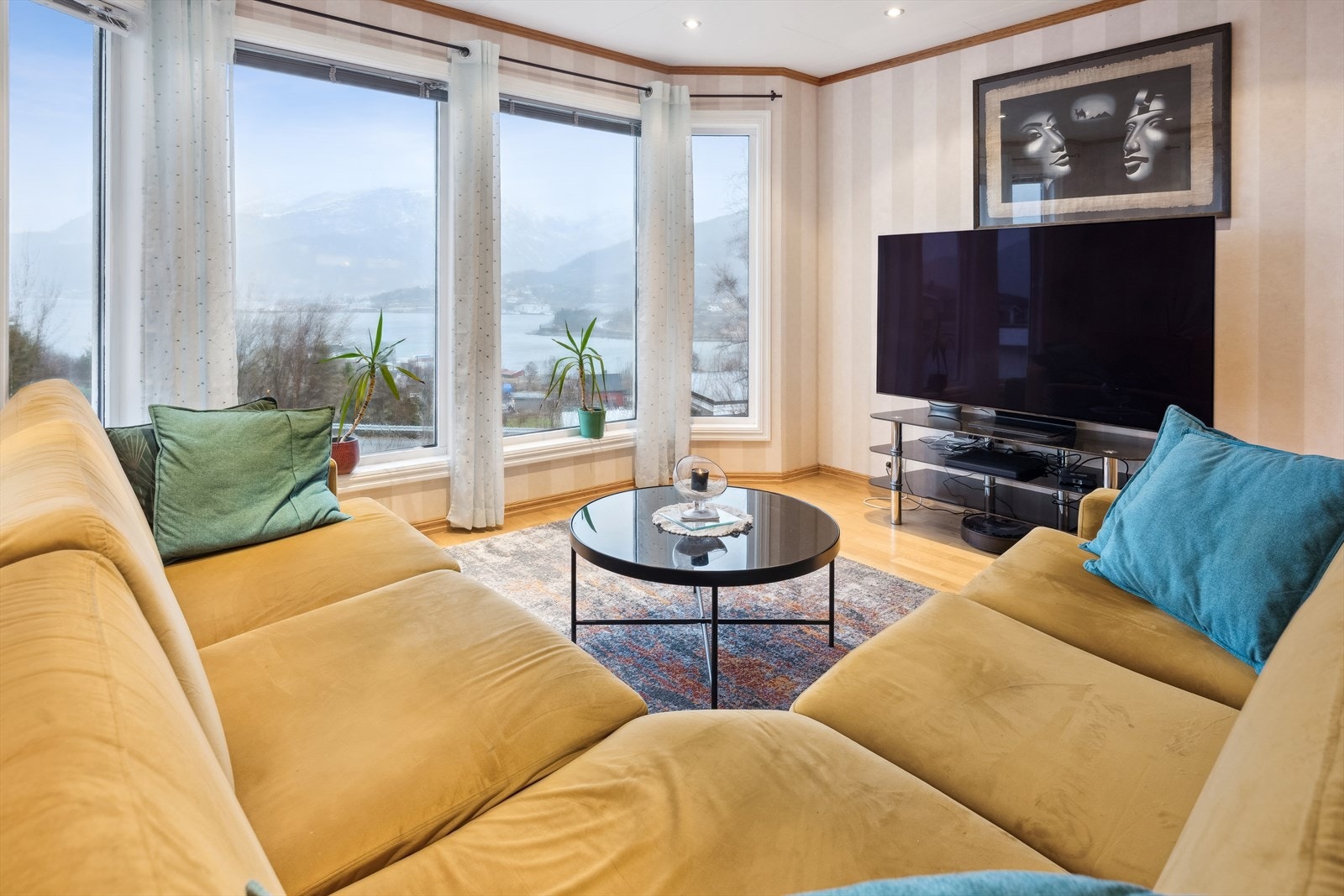 Romslig stue med god plass for sittegruppe og upåklagelig utsikt. Galleribilde