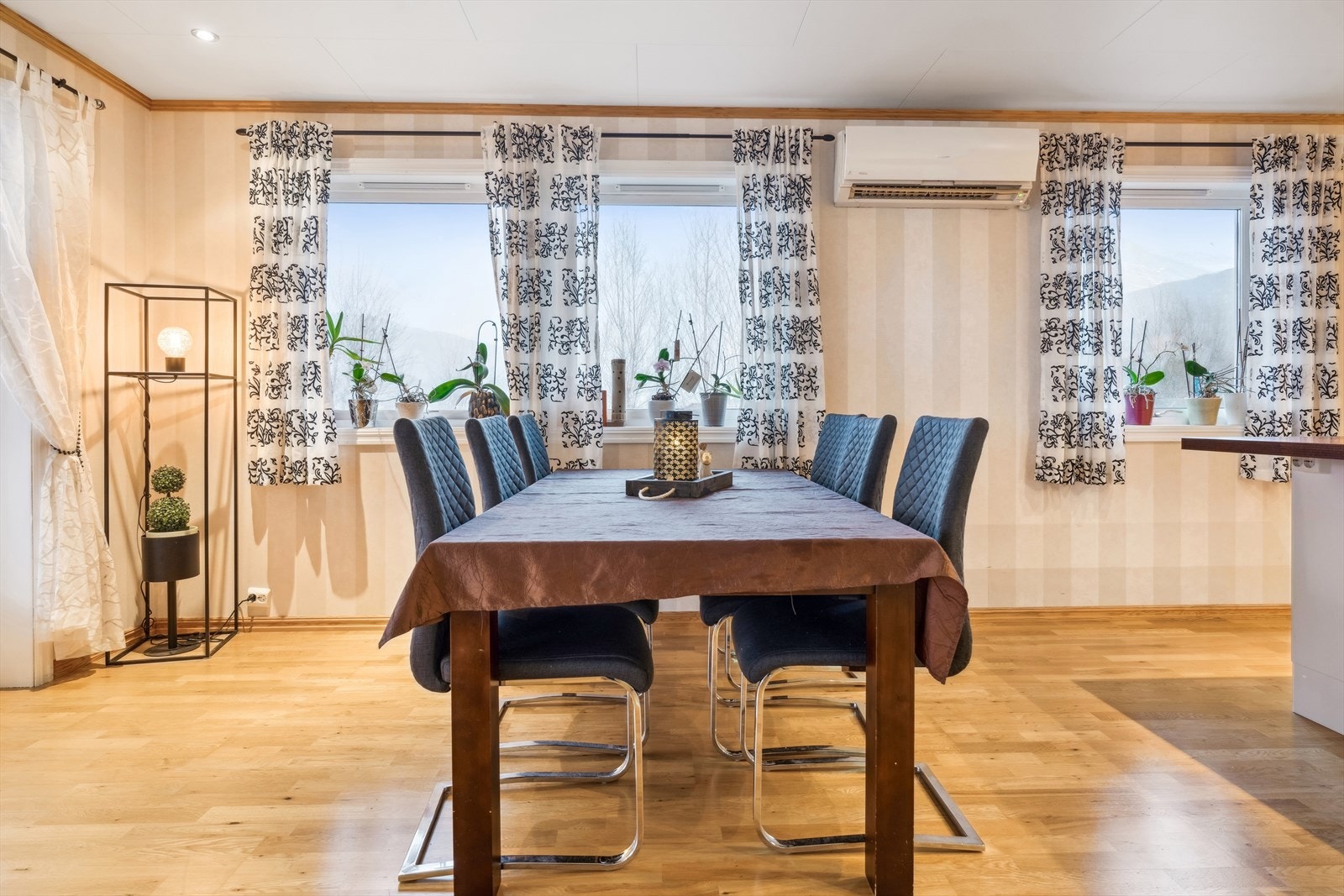 Spisestuedel med utgang til balkong. Galleribilde