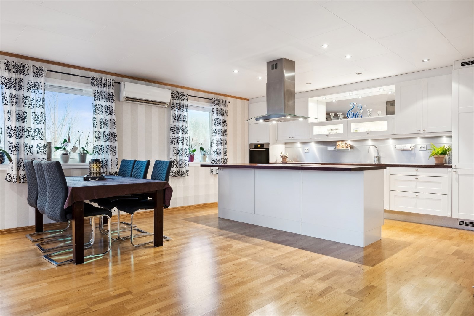 Kjøkken/spisestuedel Galleribilde