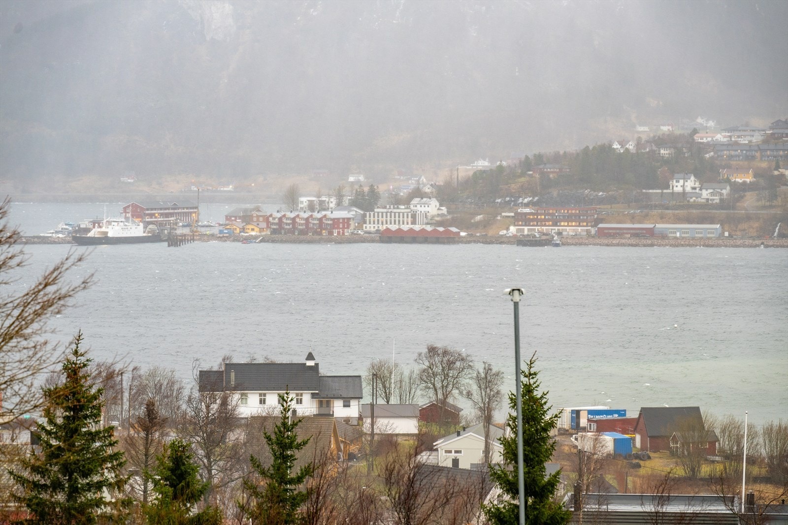 Utsikt fra eiendommen mot Ørnes. Galleribilde
