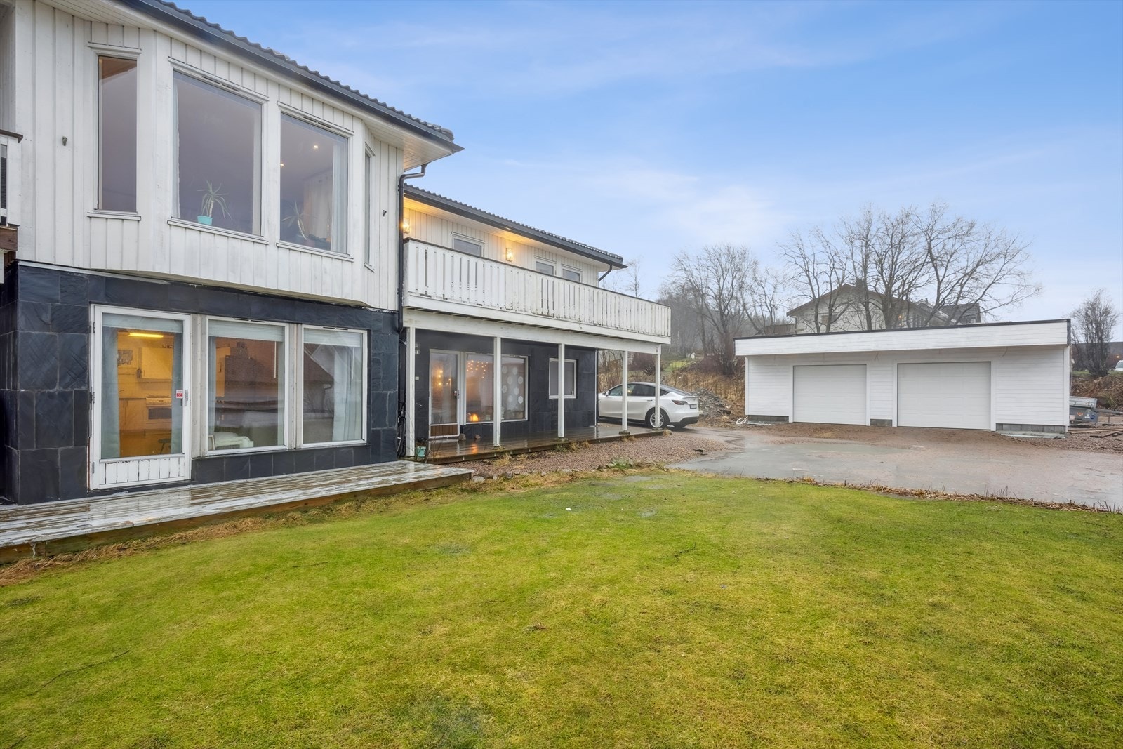 Nylig oppført dobbelgarasje (2022 )med god lagringsplass. Galleribilde