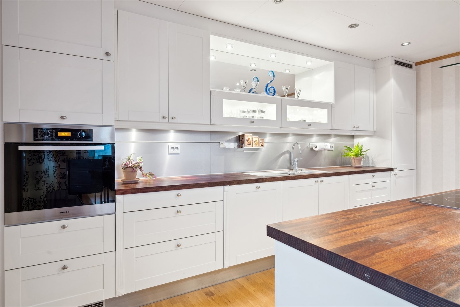 Kjøkken med god plass for oppbevaring. Galleribilde