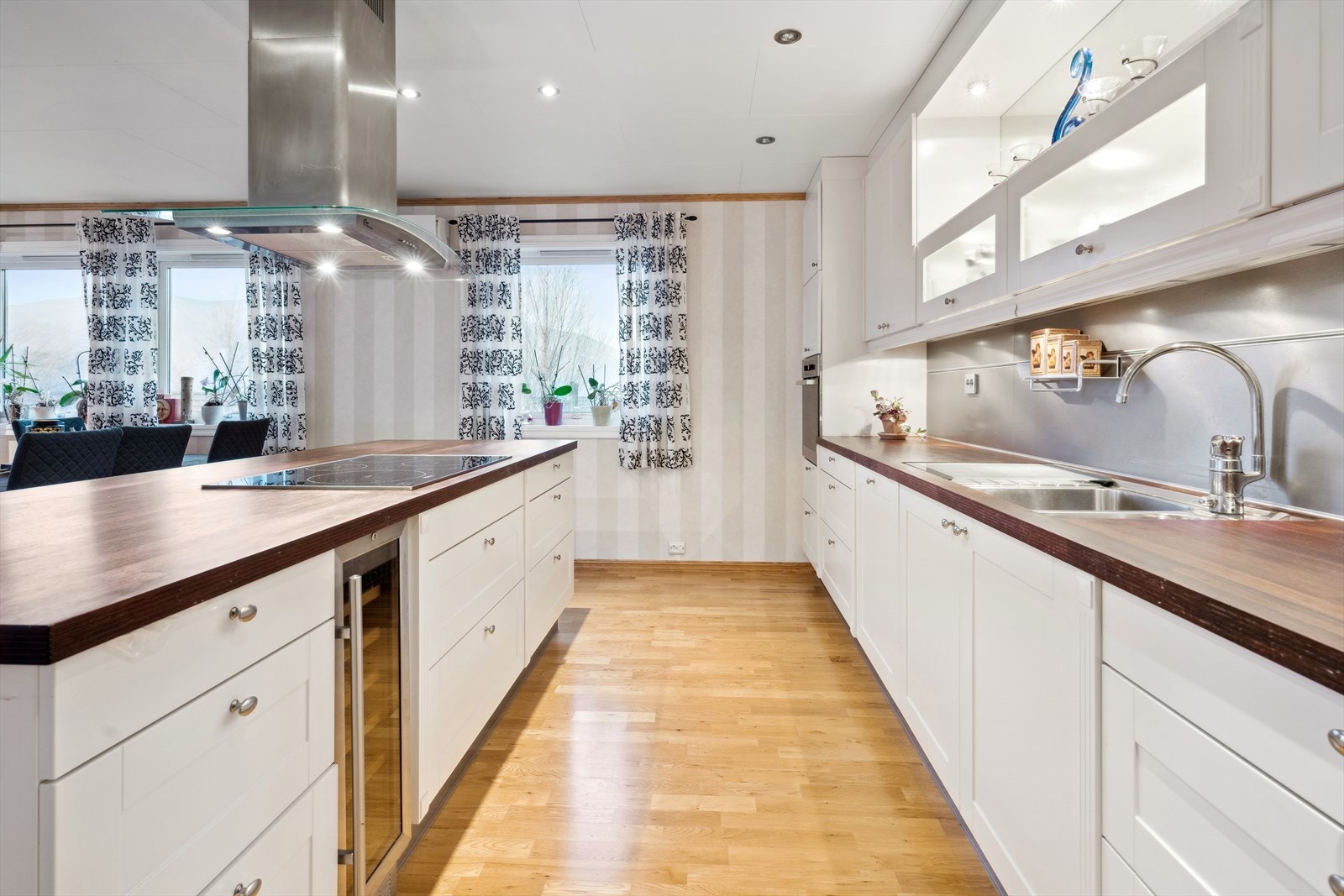 Svært kjøkken med god plass for kokkelering. Galleribilde