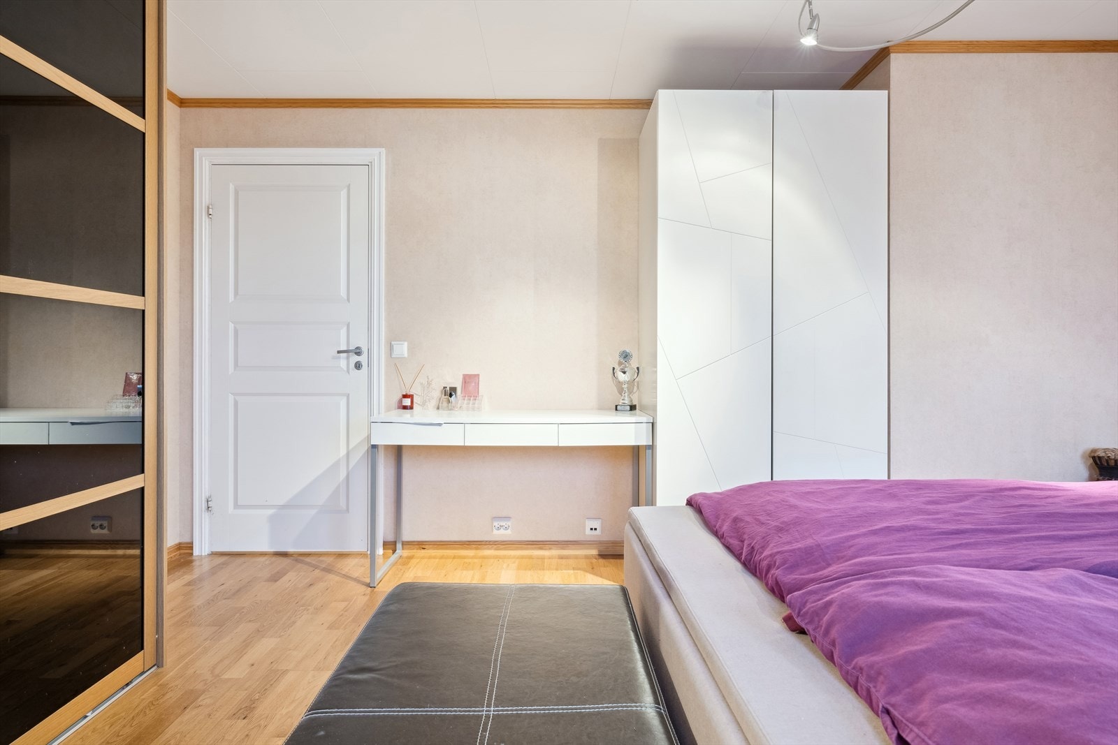 Soverom 1 med skyvedørsgarderobe og garderobe for ekstra oppbevaringsplass. Galleribilde