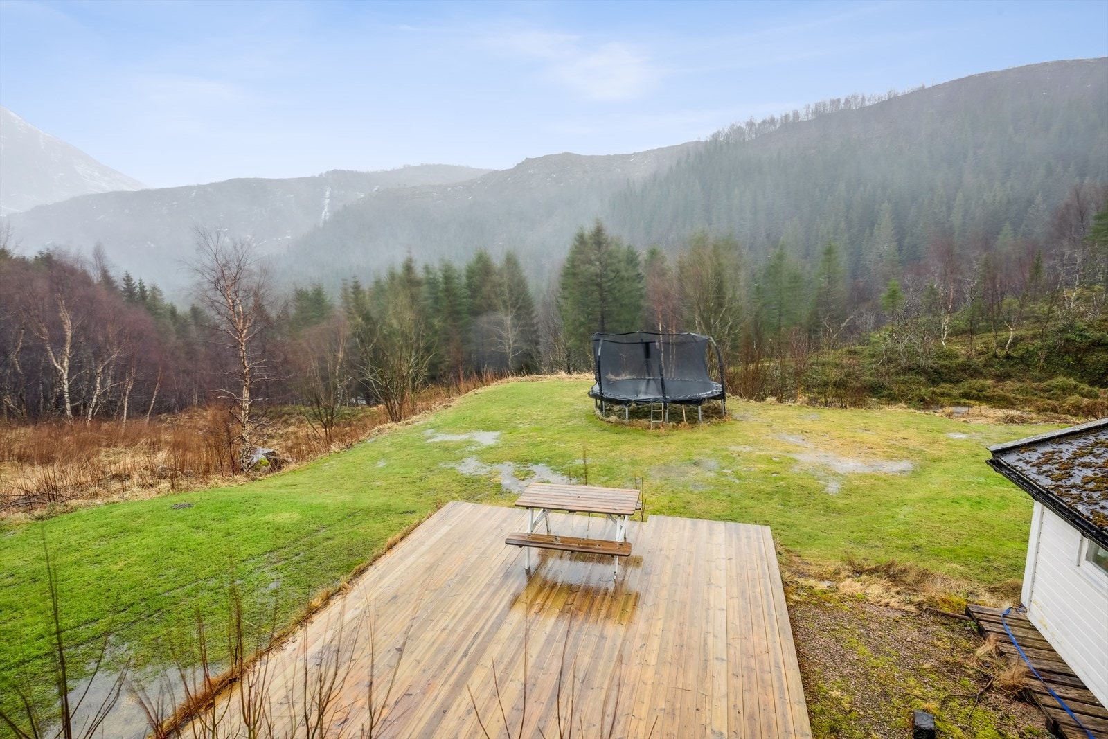 Romslig tomt med opparbeidet platting og lekestue. Friområde rett utenfor døra. Galleribilde