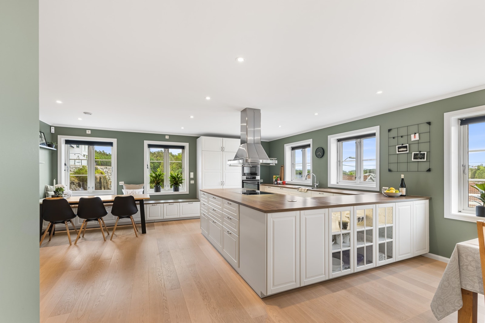 Lekkert kjøkken som har godt med lagringsplass i skuffer og skap Galleribilde