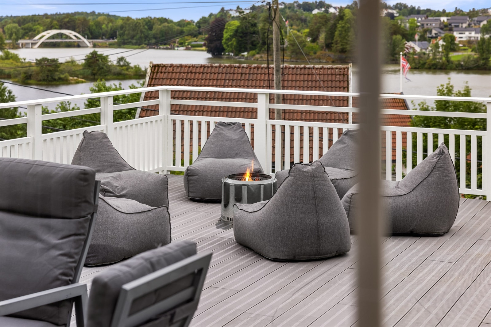 Hyggelige soner på verandaen med plass for både avslapning og sosiale sammenkomster Galleribilde