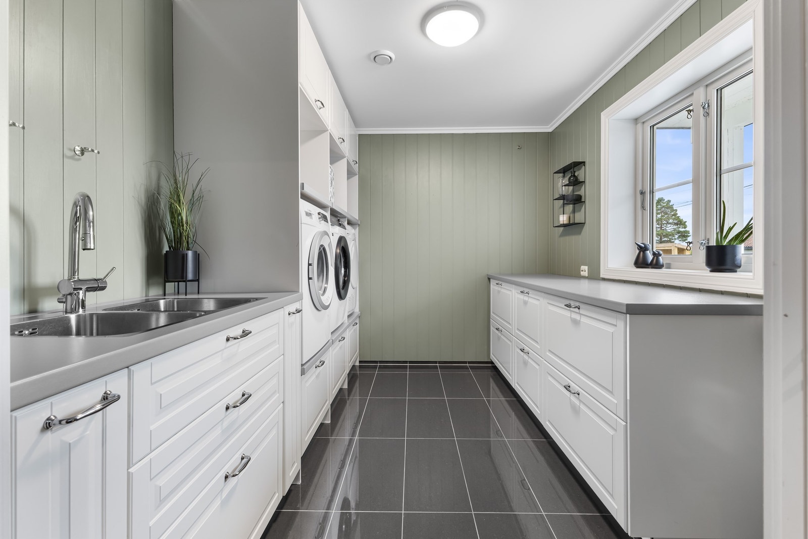 Vaskerom med opplegg for to vaskemaskiner Galleribilde