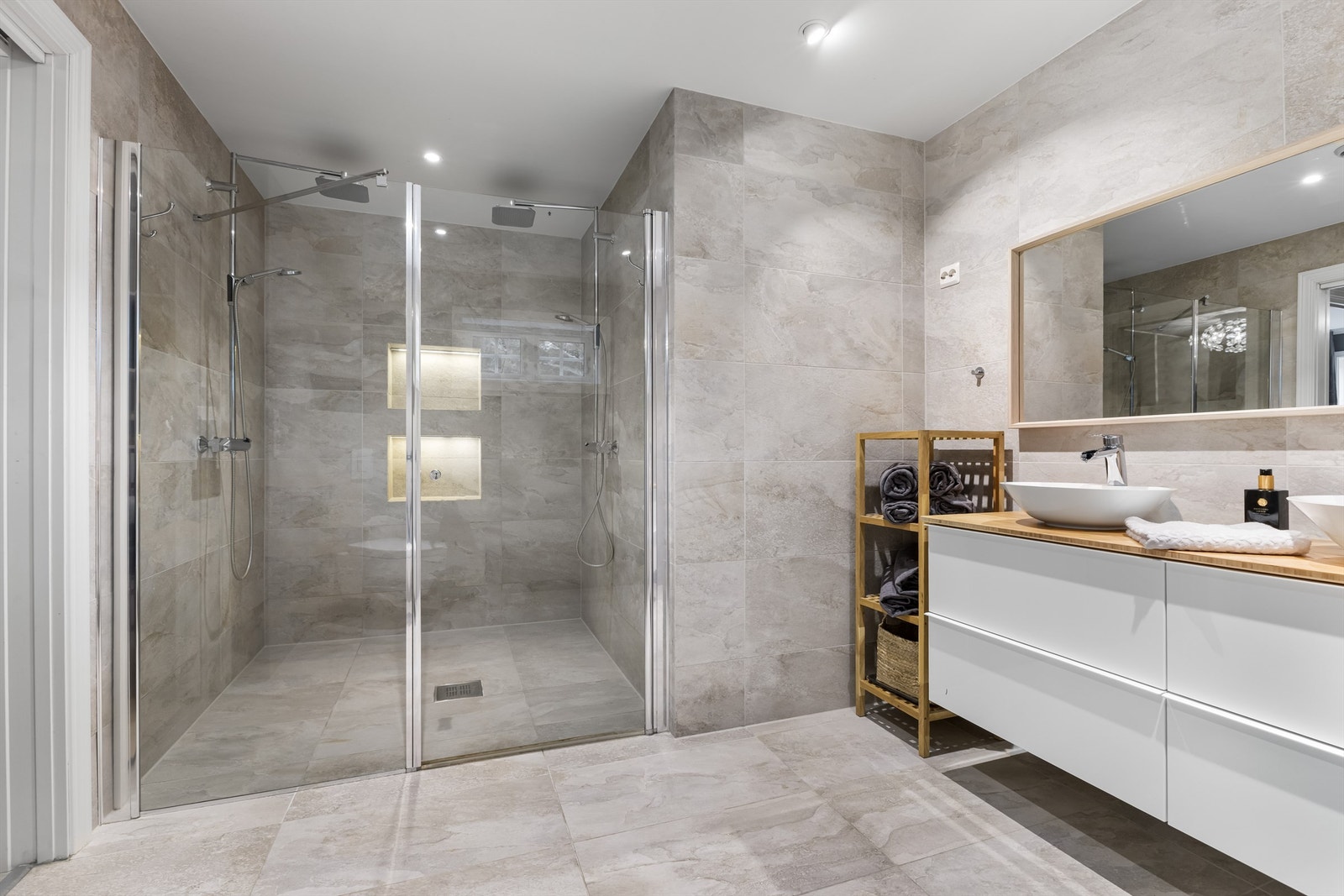 Pent flislagt bad i 1. etasje med dobbel dusj Galleribilde