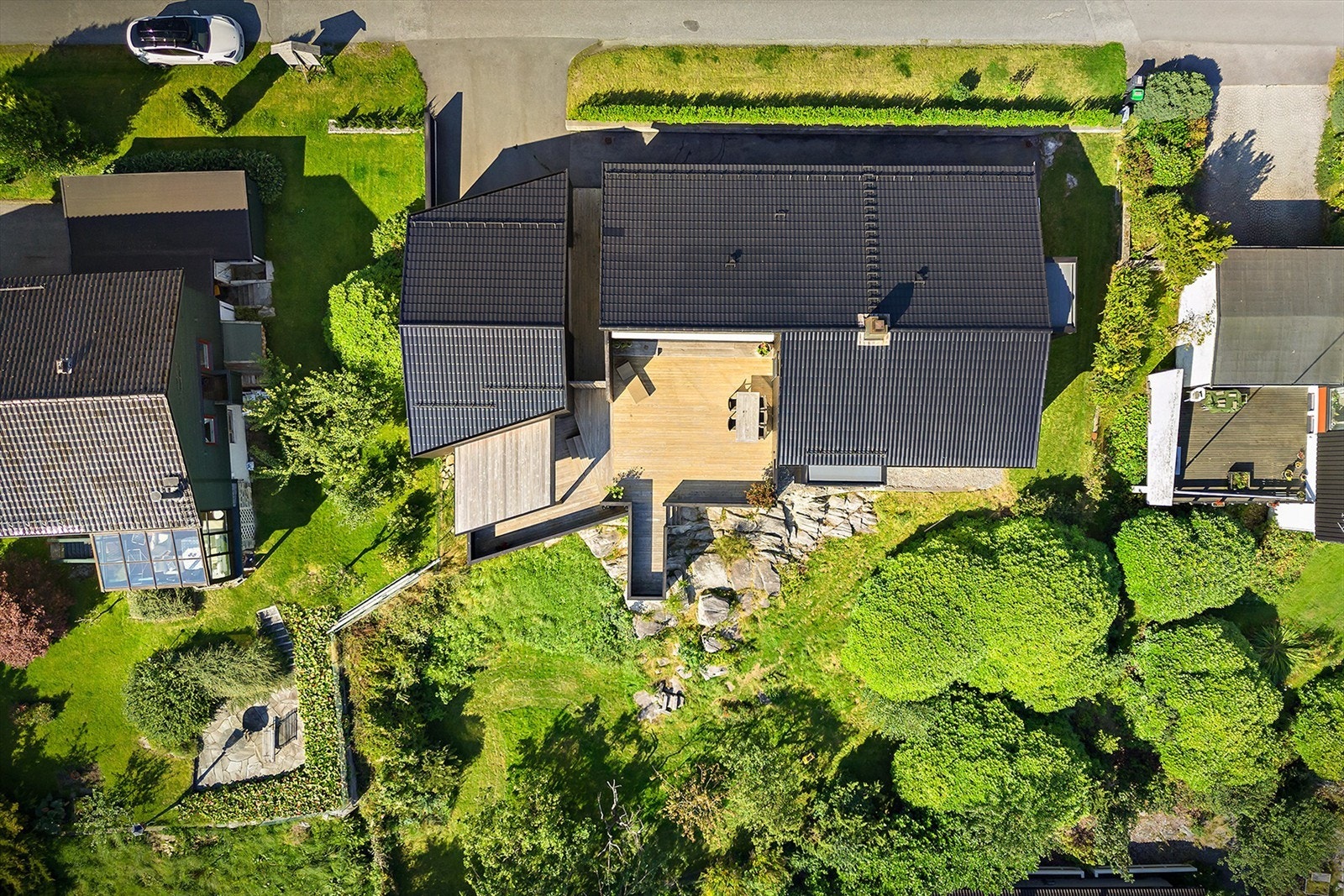 Flott eiendom i et populært og attraktivt boligområde. Stor hage Galleribilde