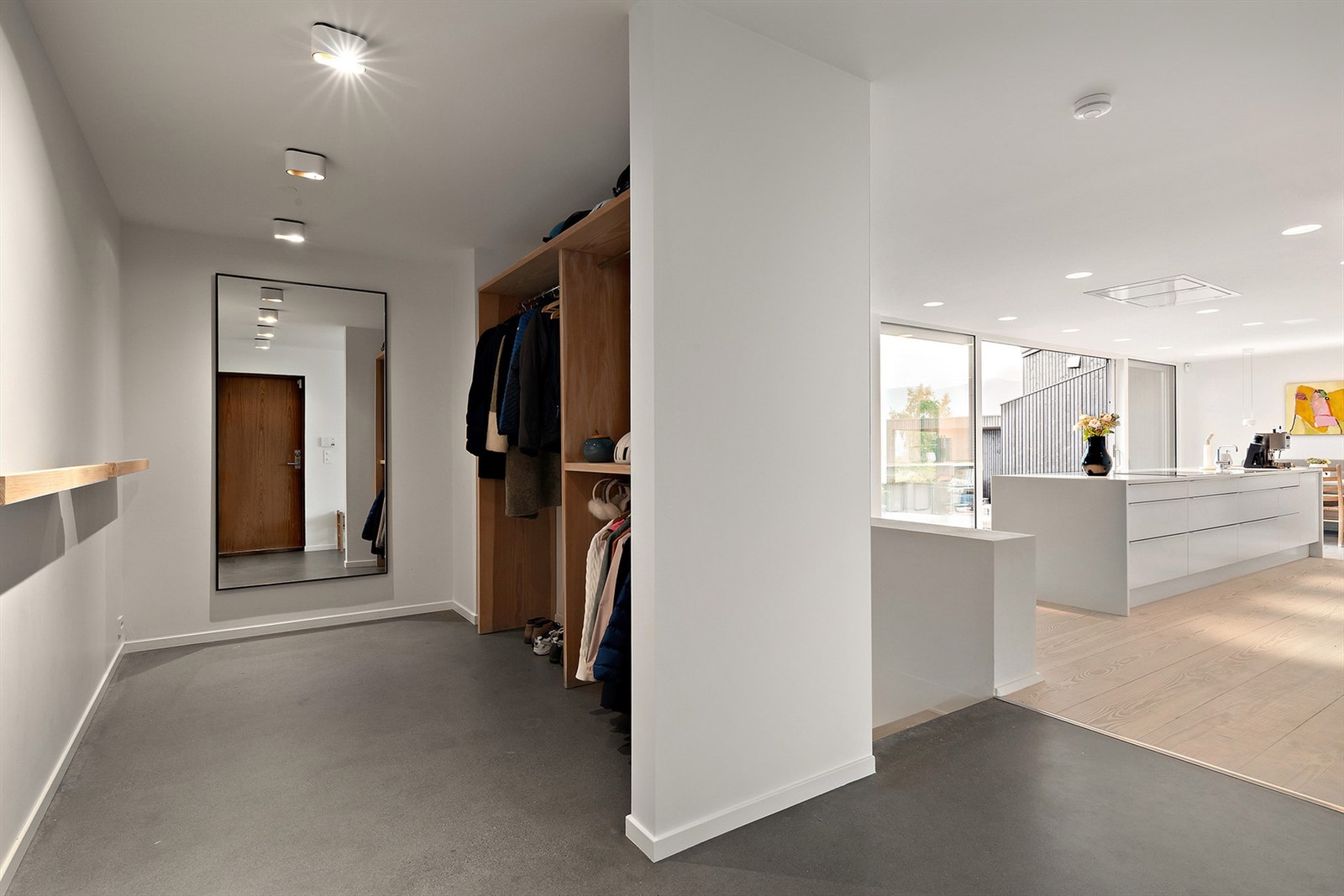 Entre med plassbygd garderobe i Dinesen Douglas. Slipt betonggulv med vannbåren varme (Foto: Diakrit Krisztian Sere) Galleribilde