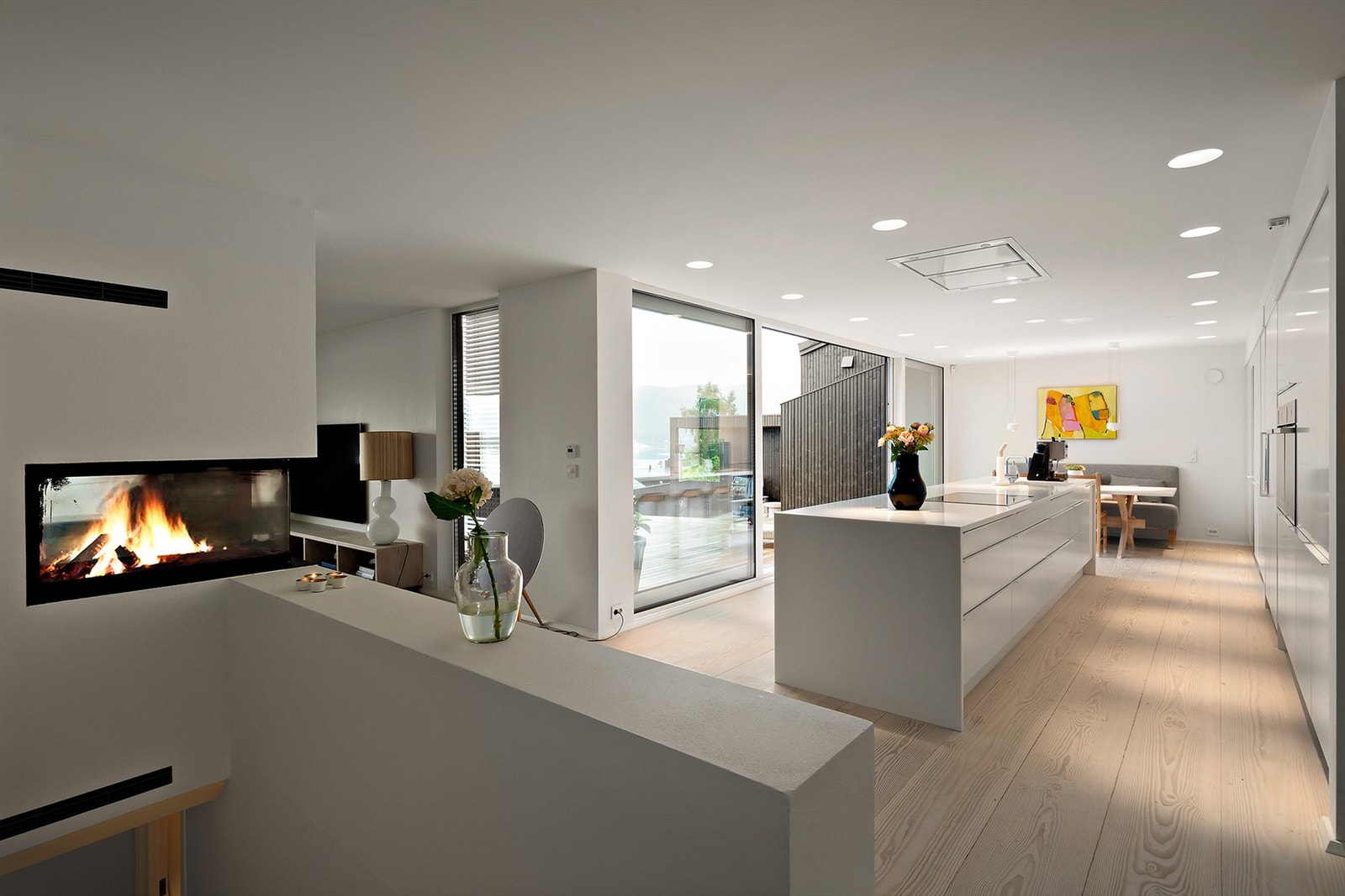 Kjøkkenøy på 4,2m i Corian. Integrert Miele induksjonstopp. Avtrekksvifte i tak. Gulv i heltre (Dinesen Douglas) i hele lengder (Foto: Diakrit Krisztian Sere) Galleribilde