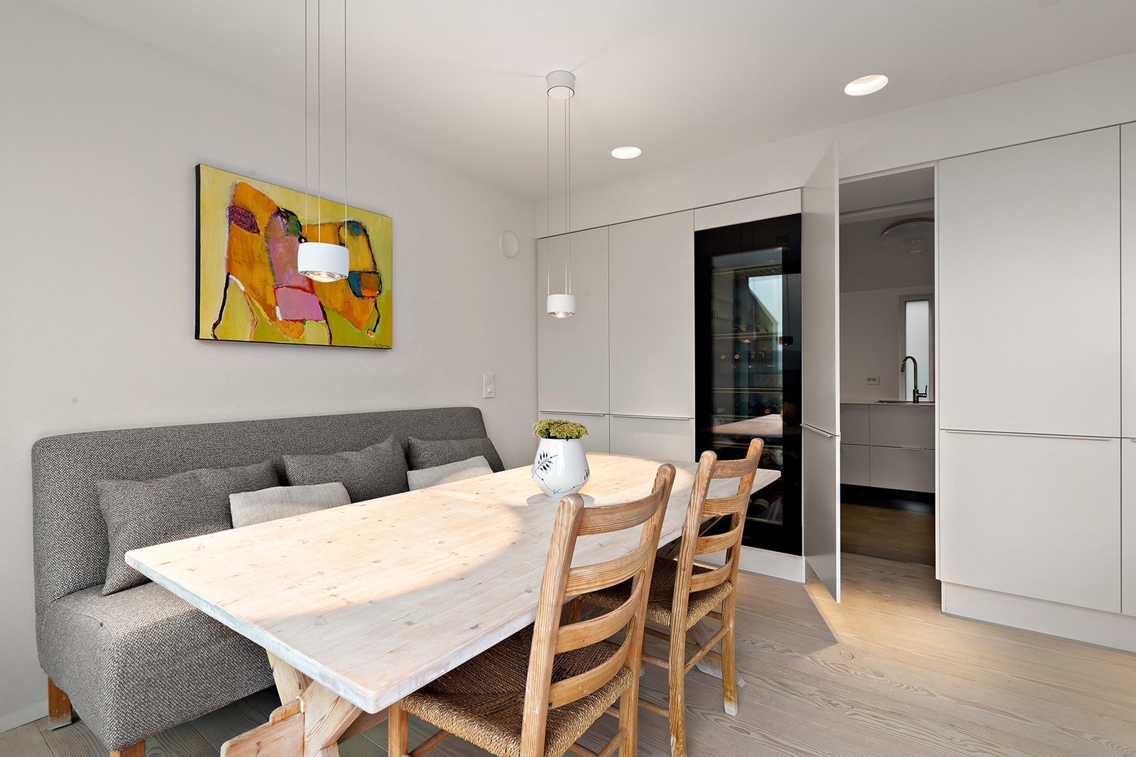 Gjennomgang til vaskerom direkte bak kjøkkenet Galleribilde