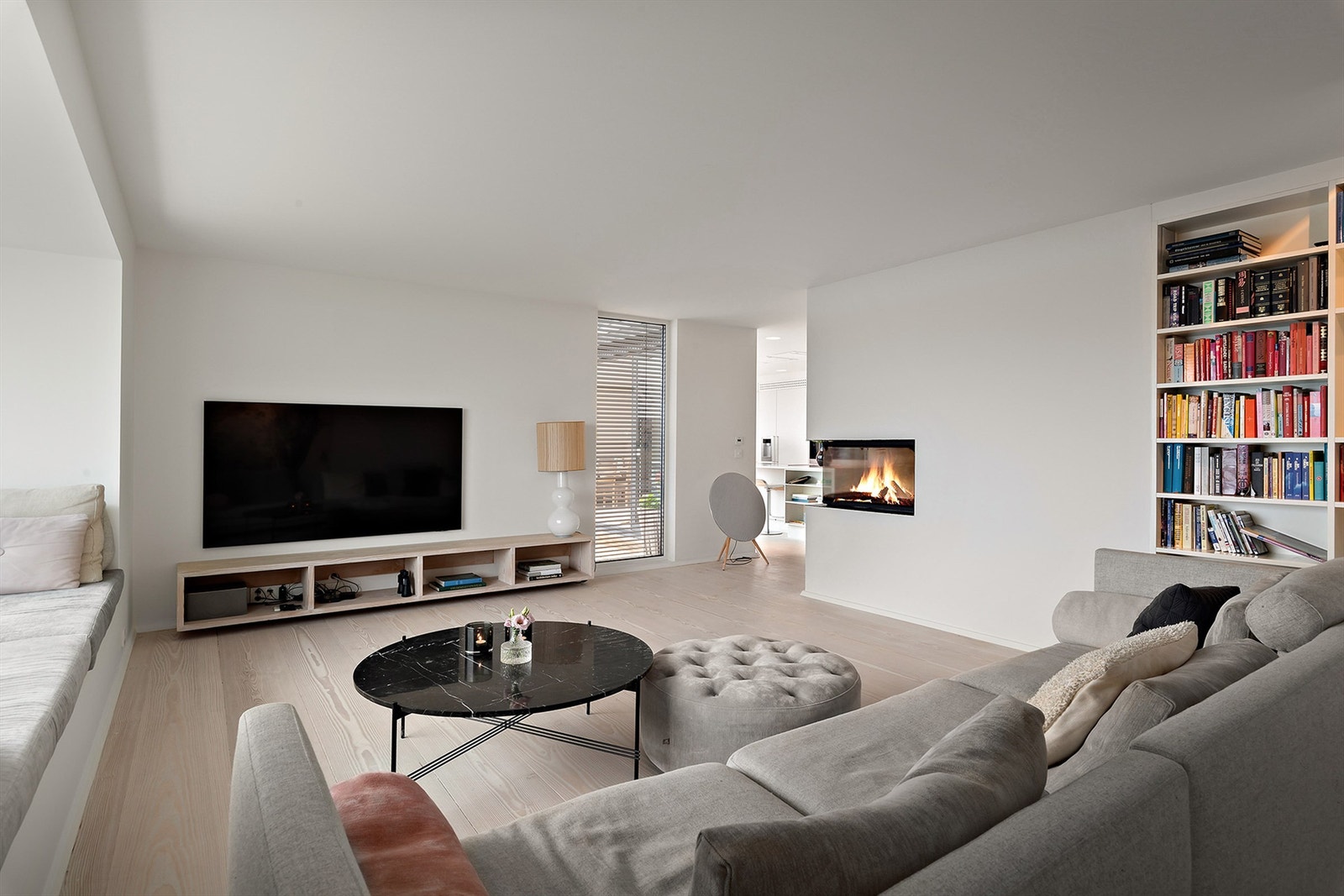 Stue med lyse overflater og plass til sofagruppe og Bunner peis Galleribilde