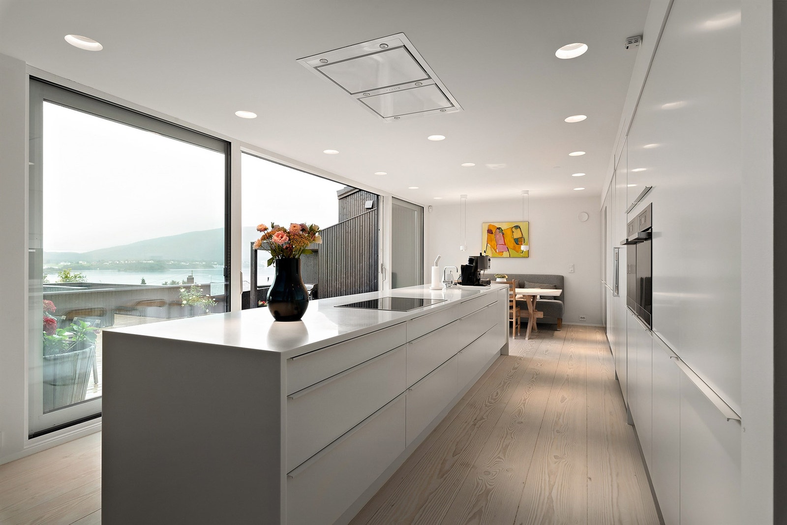 Kjøkken med mye skap plass. Integrert Miele MasterCool kjøl/frys med isbitmaskin. Miele vinskap. 2 stk Miele stekeovner Galleribilde