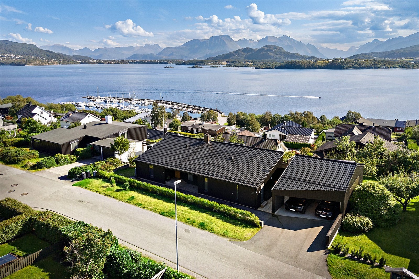 Hovedytterdør i eik fra over bygd inngangsparti Galleribilde