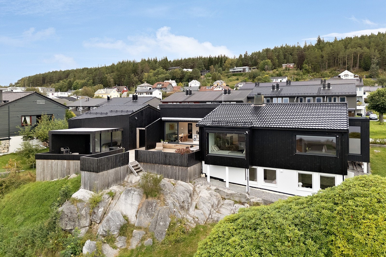 Boligen ble rehabilitert i 2014. Etterisolert. Nye bordkledning. Nye vinduer. Luft/vann varmepumpe. Balansert ventilasjonanlegg i 1.etg/hoveddel som ble etablert i 2015 og naturlig ventilasjon i u.etg Galleribilde