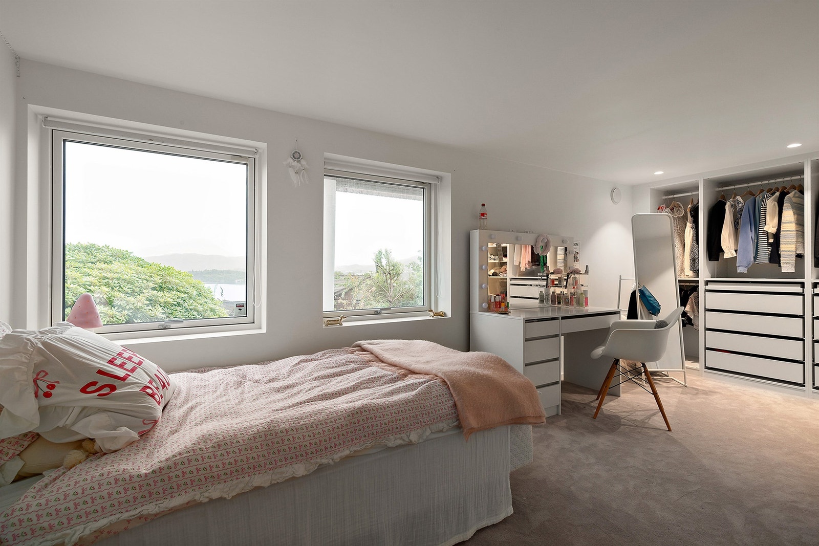 Soverom med god skapplass. Teppe på gulv. Vannbåren gulvvarme Galleribilde