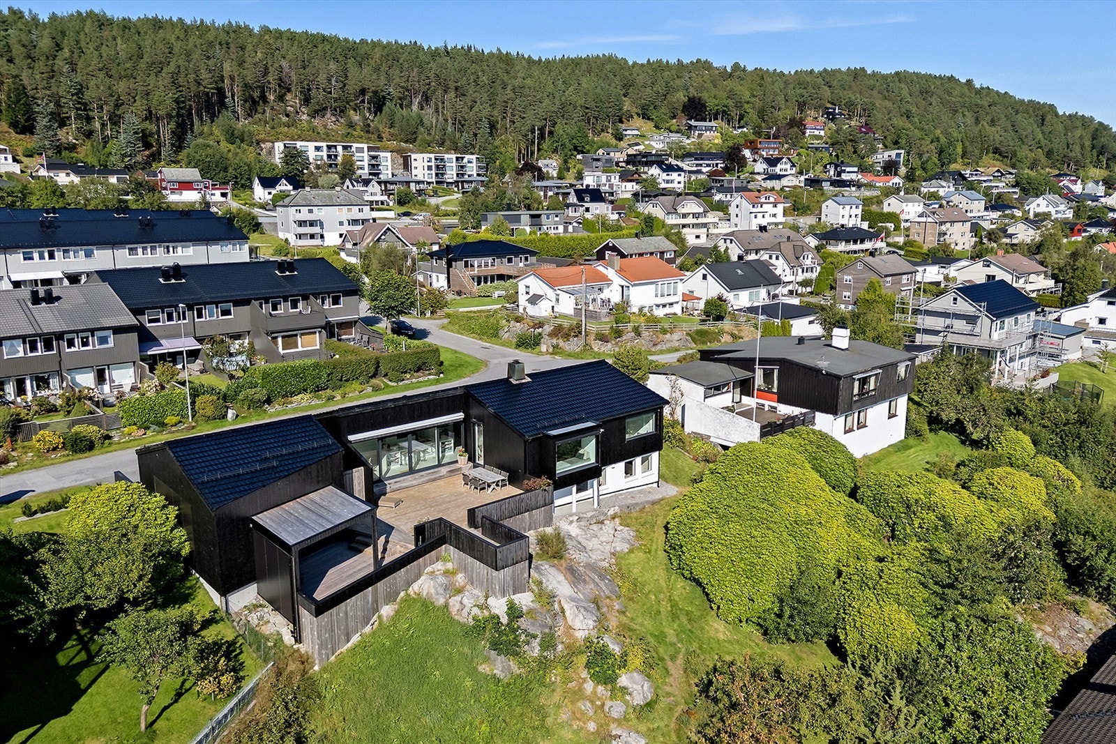 Eiendommen ligger i et etablert boligområde rett øst for Hatlane barneskole Galleribilde