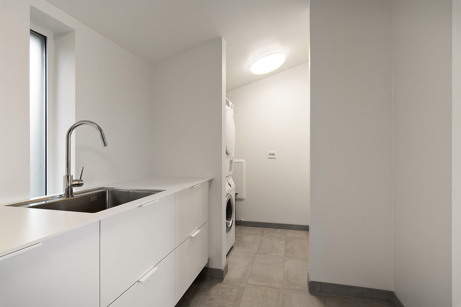 Vaskerom hvor det er egen inngang til dette rommet fra vest/carport Galleribilde