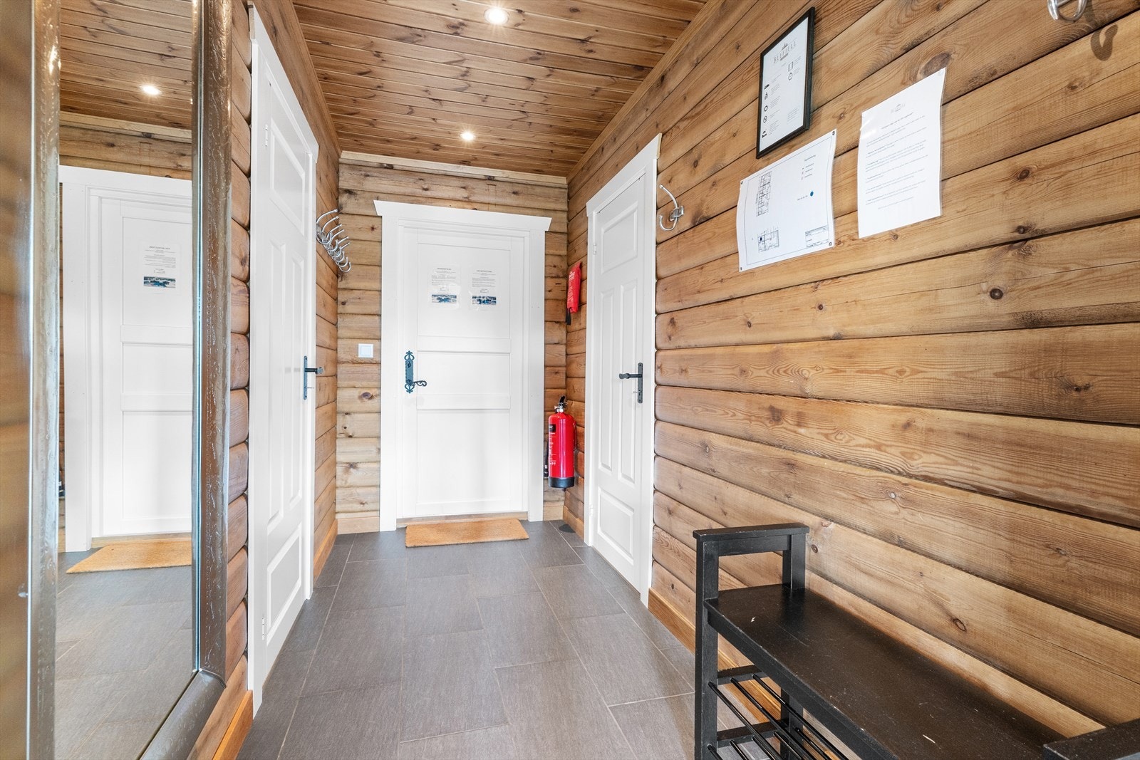 Romslig entré med god plass til å henge fra seg yttertøy. Galleribilde