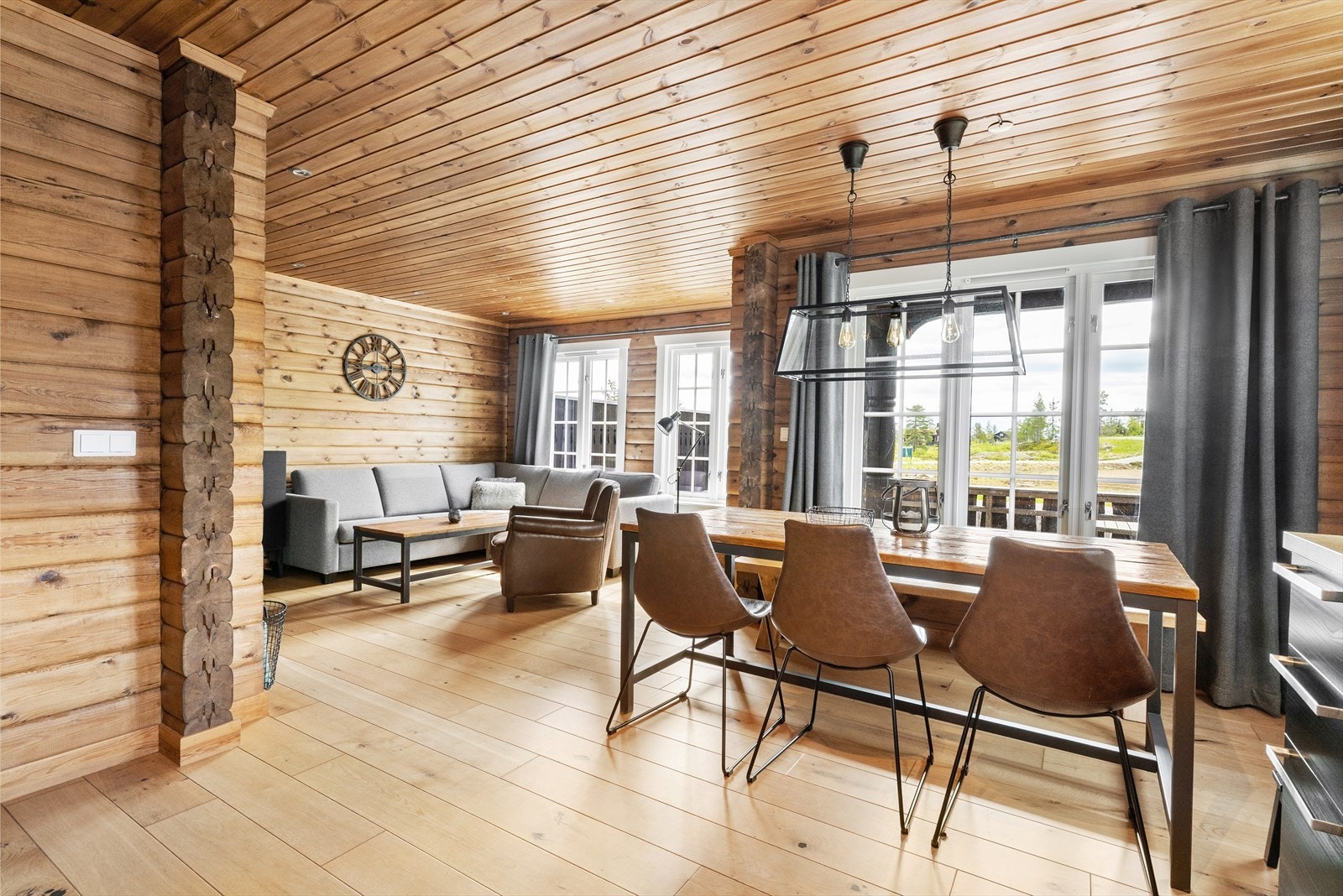 Ved kjøkken er det god plass til spisebord, samt åpen løsning mot stue. Galleribilde