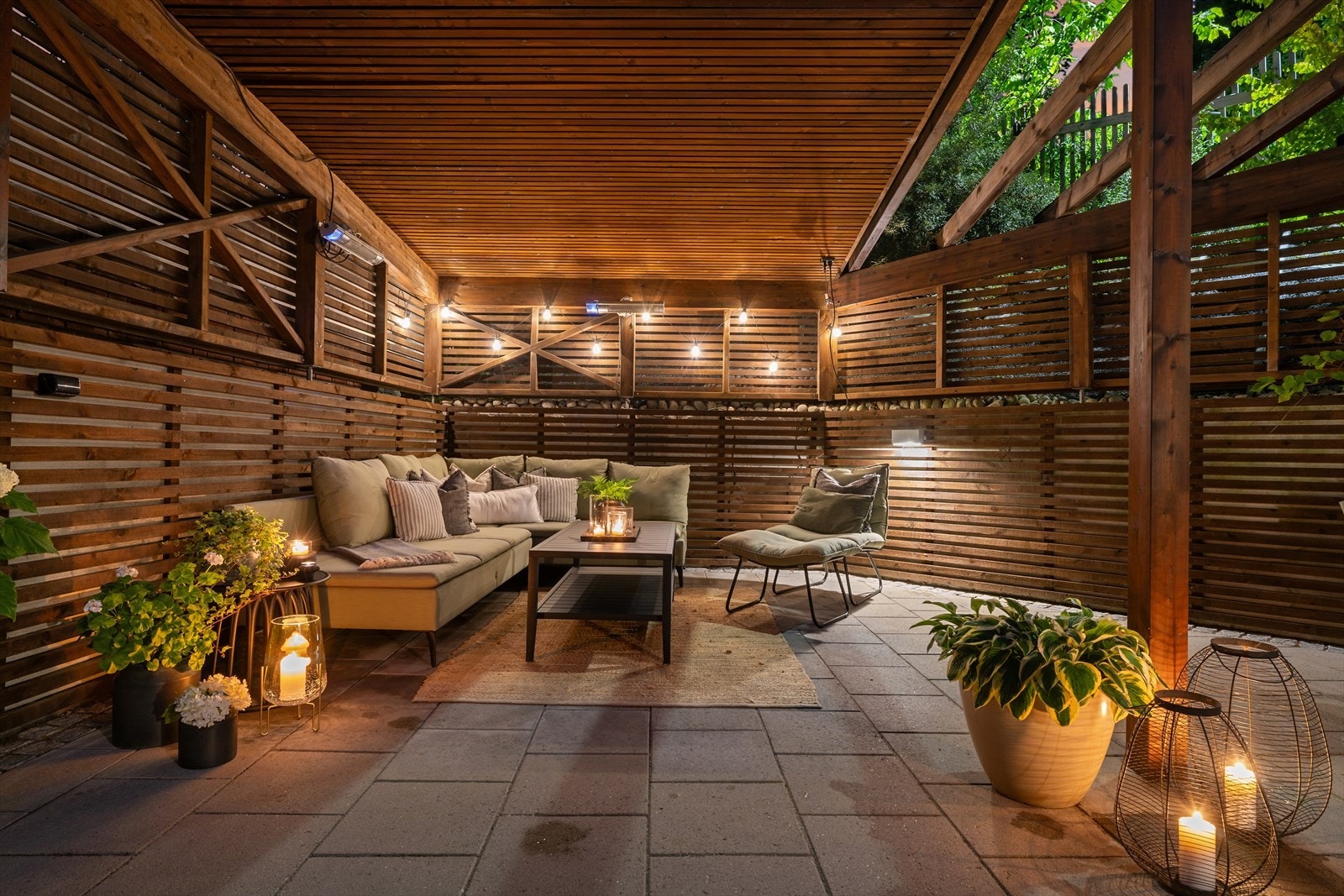 Opparbeidet og skjermet bakgård med pergola med god plass til utemøbler. Galleribilde