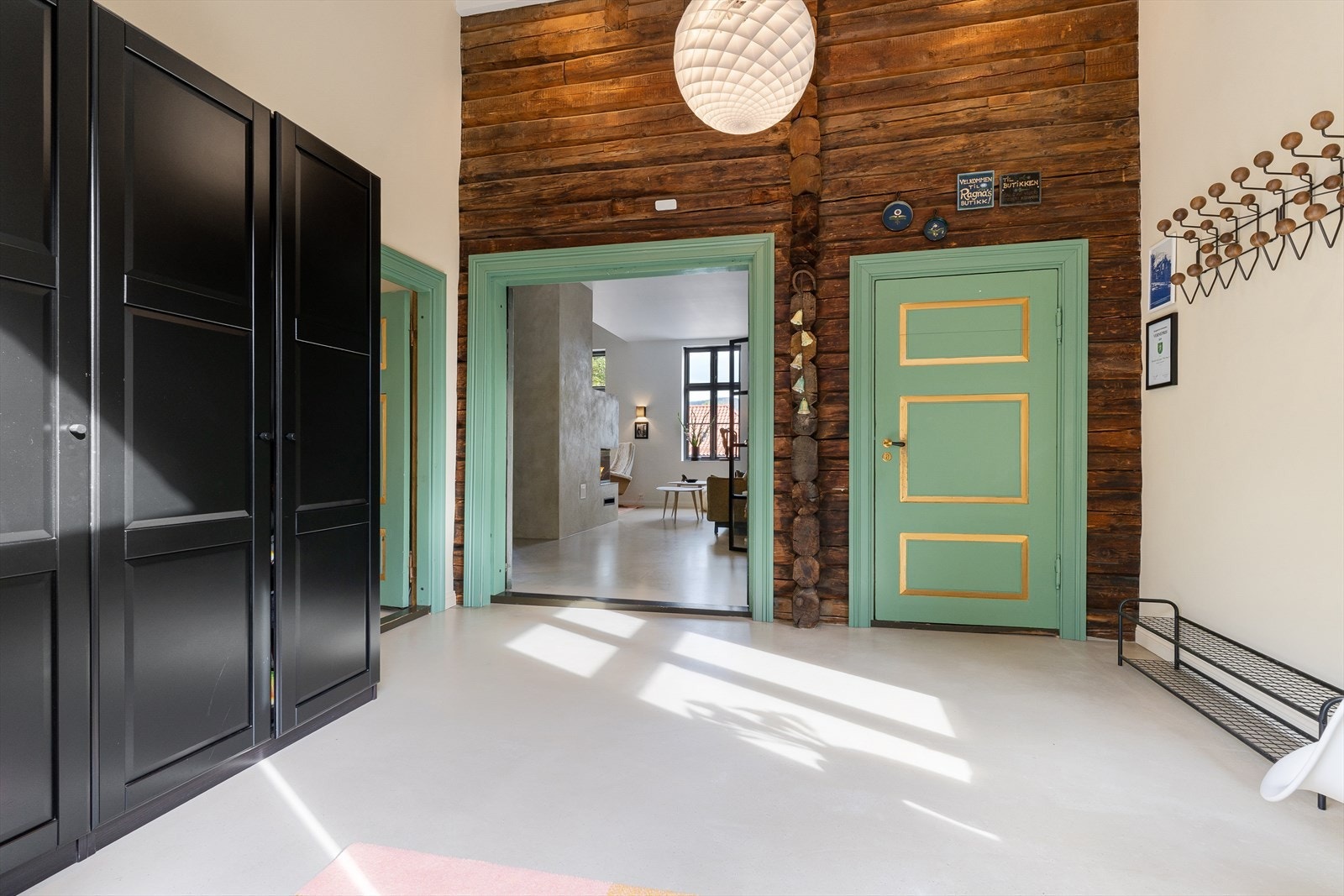 Boligen byr på stor entré, her er det en vegg i tømmer som er original. Galleribilde