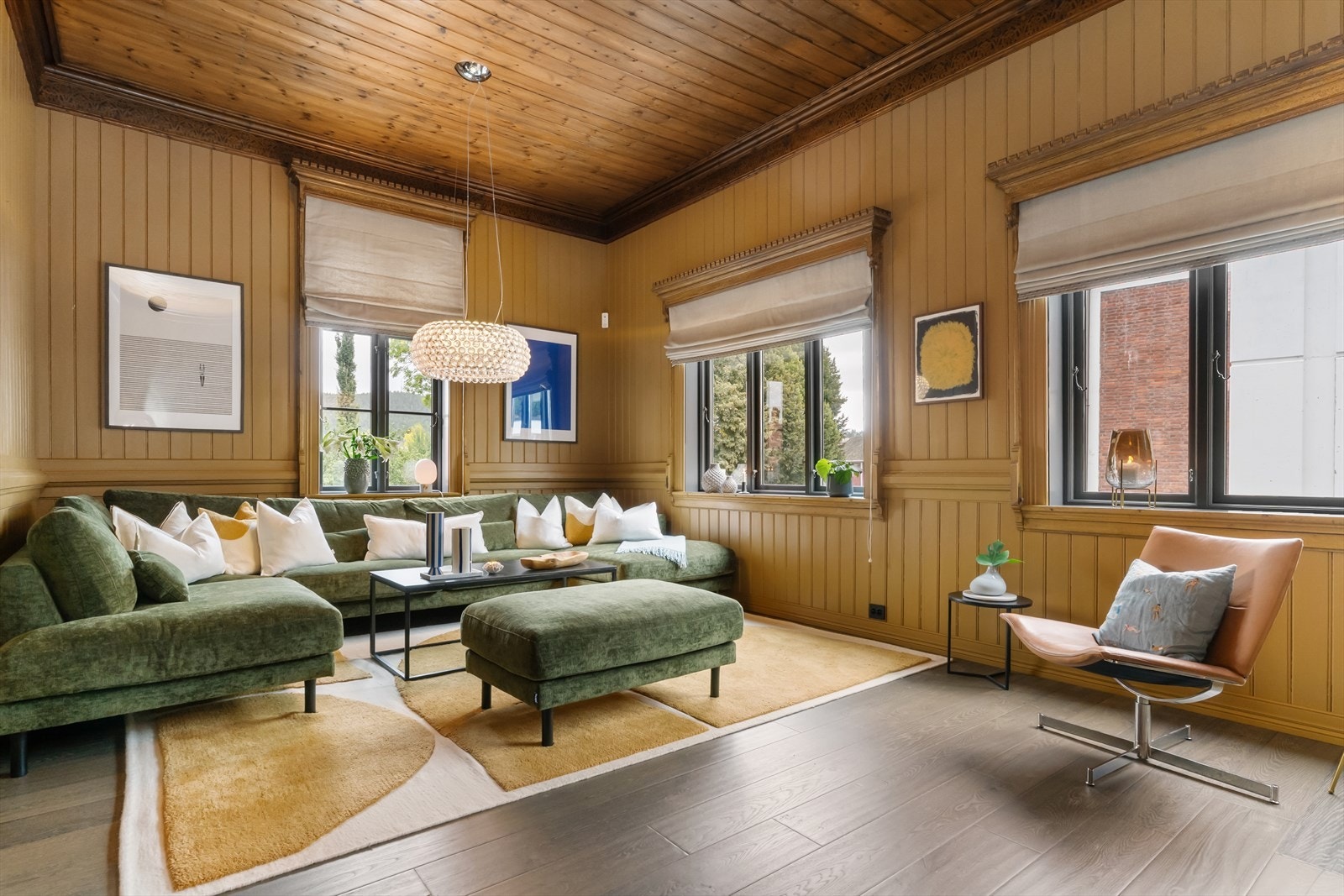 Rommet har forseggjorte utskjæringer som omrammer vinduer og malte listverk mot himling er bevart originalt . Galleribilde