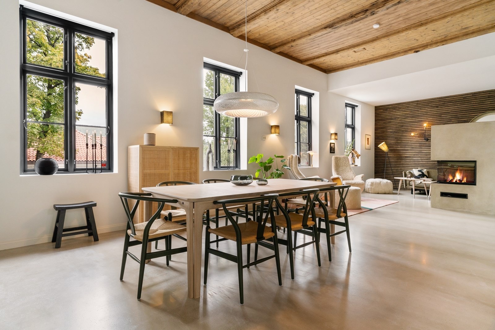 Store vindusflater malt i sort, som en kontrast til de lyse veggene som gir en lekker detalj! Galleribilde