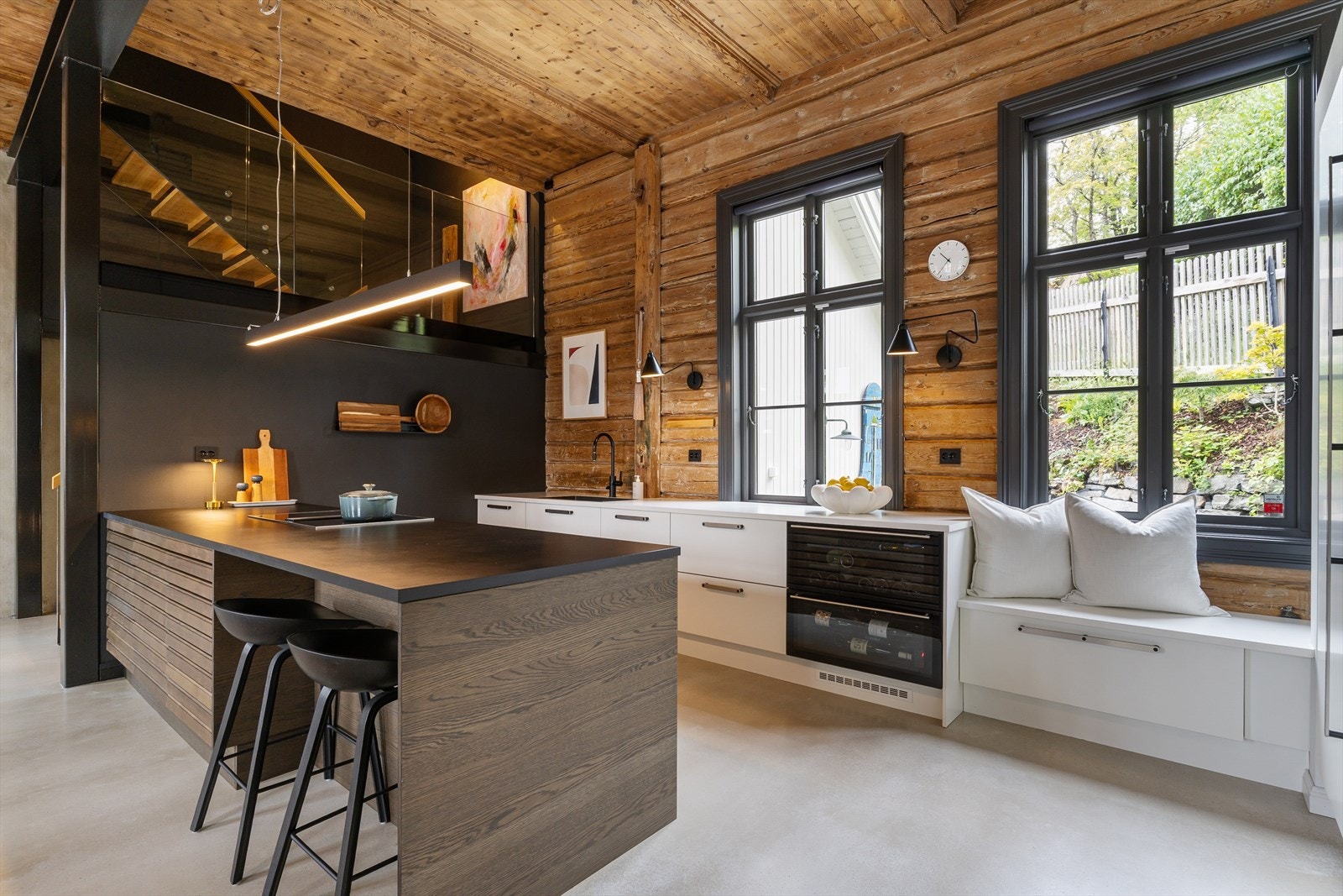 Kjøkkeninnredning fra Svane Kjøkkenet og har eksklusive integrerte hvitevarer. Galleribilde