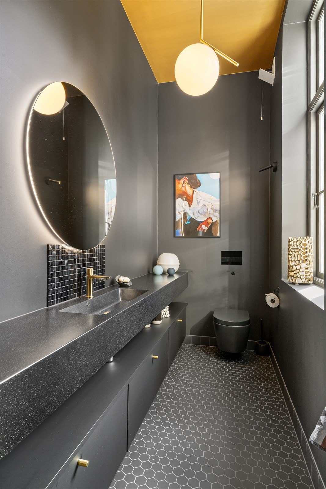 Toalettrom i 1.etasje. Rommet har vegghengt toalett, samt lekkert formstøpt vask spesial laget for dette rom. Galleribilde