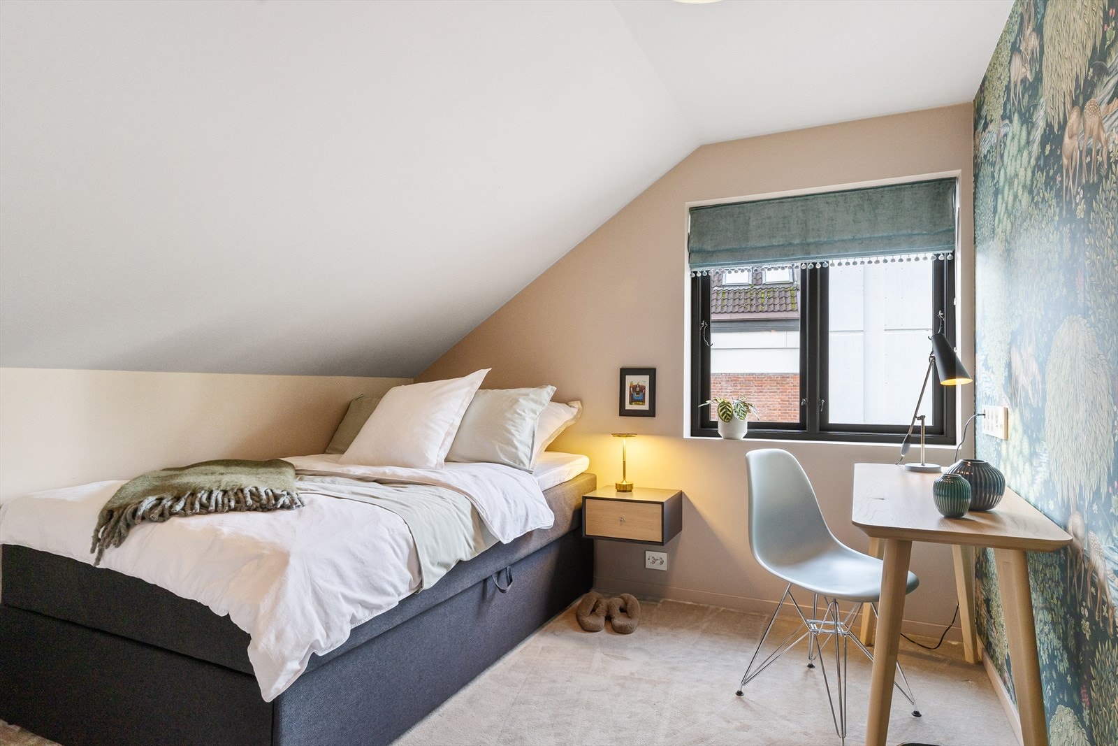 Soverom med god plass til seng og skrivepult. Galleribilde