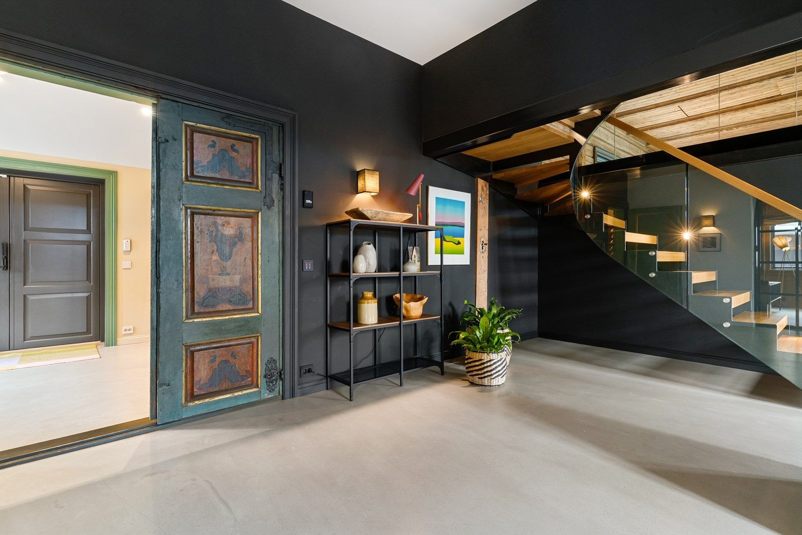 Dør fra originalt. Da boligen for en stund tilbake ble renovert av forrige eier ble det også foretatt renovering av døren er det kun benyttet håndverkere som ellers gjør jobb for riksantikvaren for å sikre 100% rett "behandling". Galleribilde