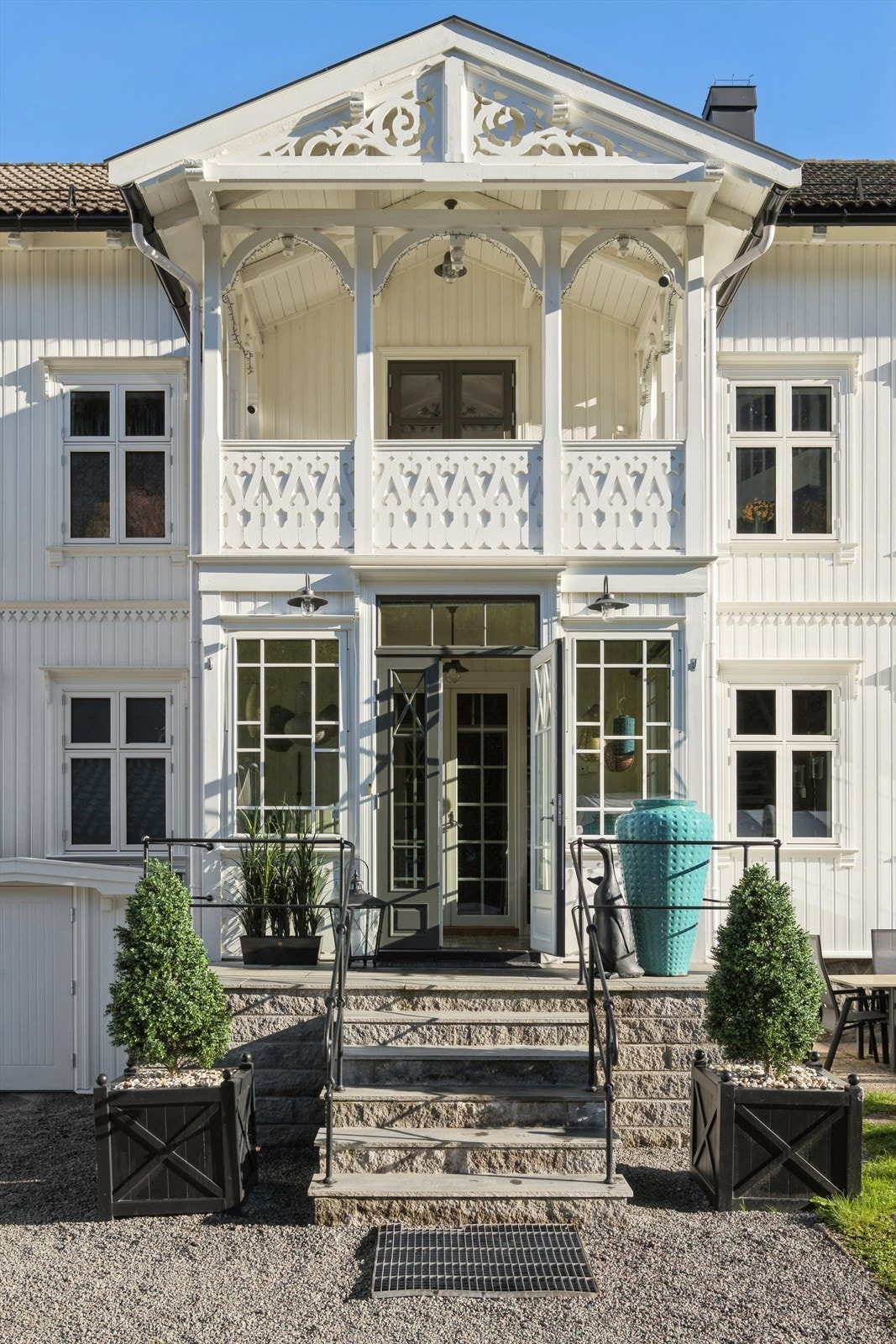 Sjarmerende innebygget inngangsparti med fliser på gulv og masse vinduer. Galleribilde