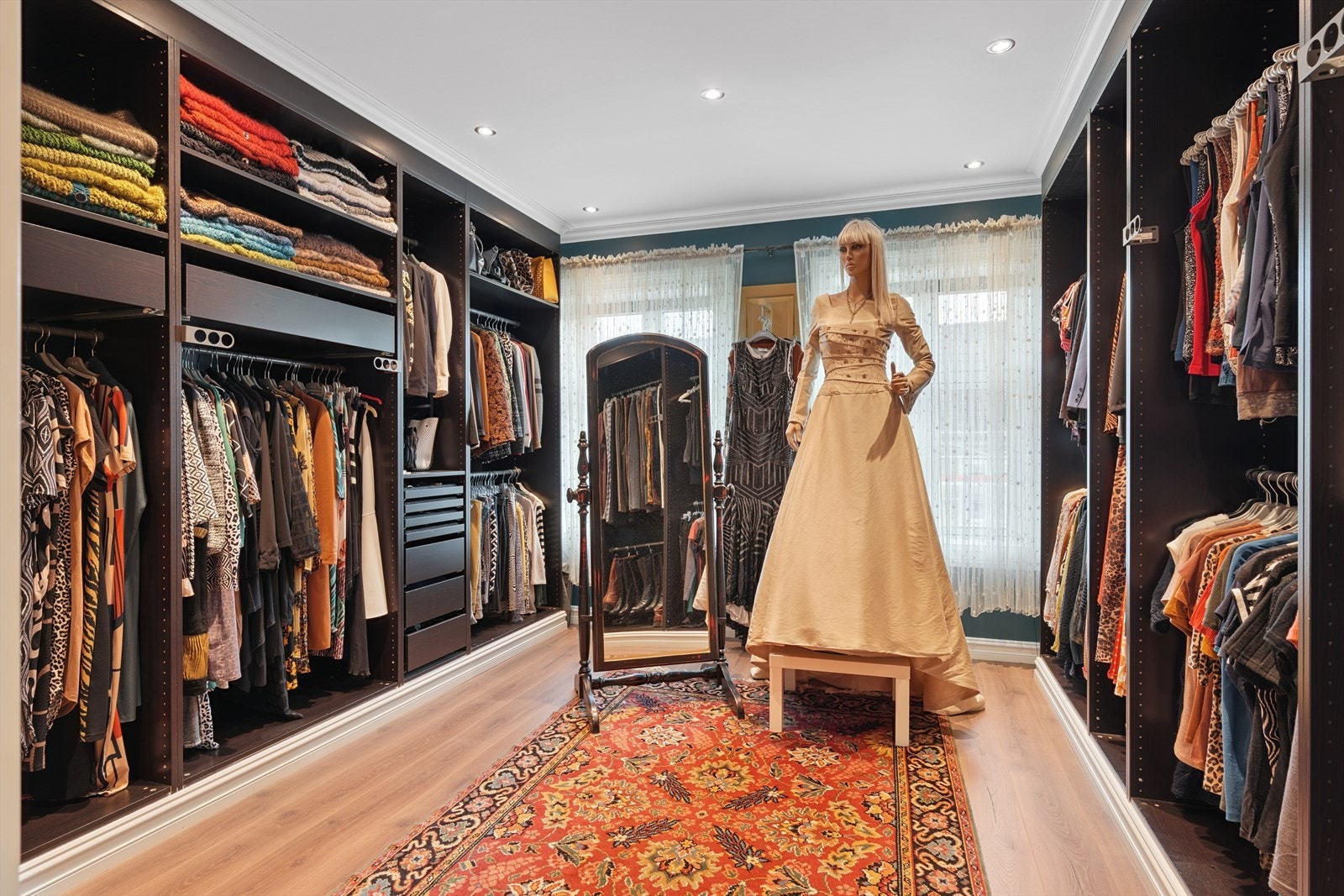 Romslig flott Walk in Closet rom Galleribilde