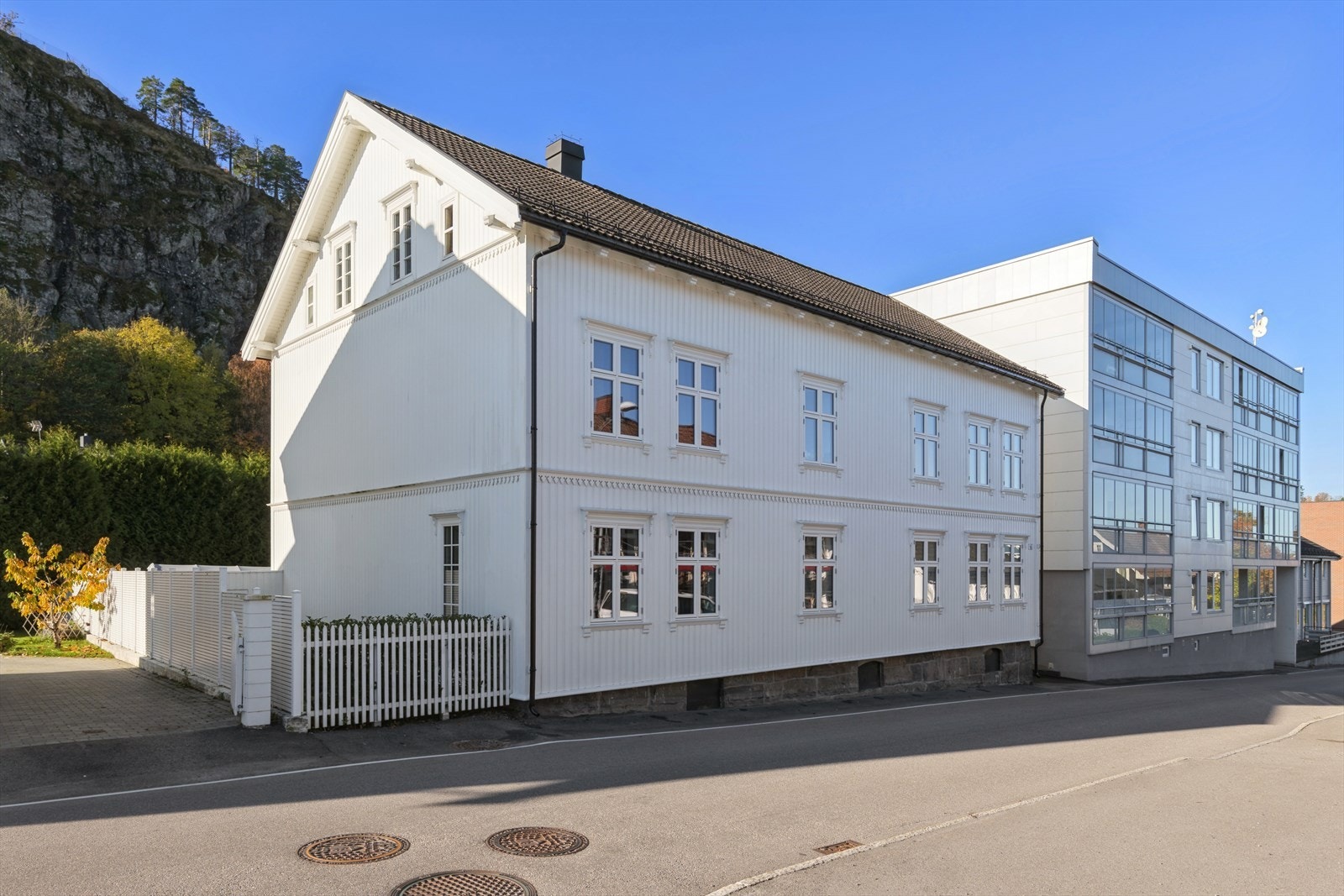 Fasade fra veien Galleribilde