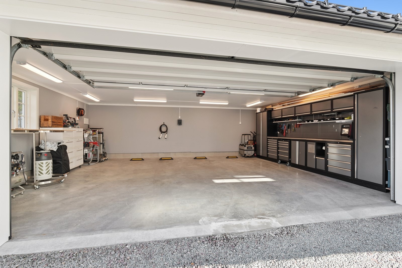 Inne i garasjen. Galleribilde