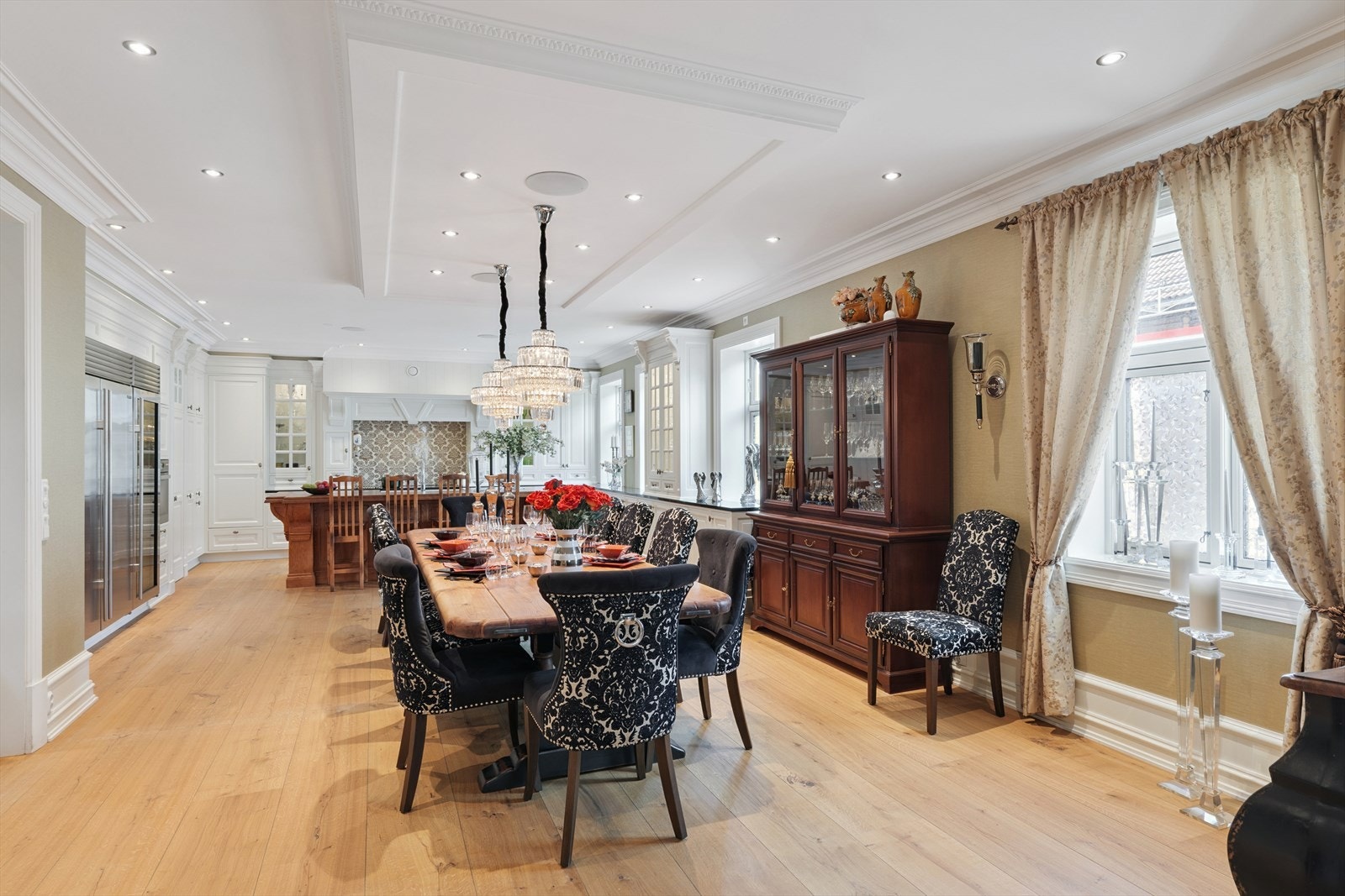 Store fine vinduer som slipper inn mye lys Galleribilde