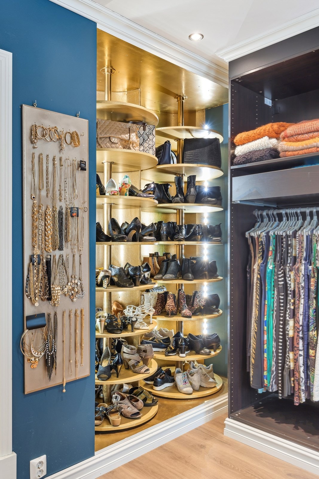 Walk in Closet rom med skokaruesell Galleribilde